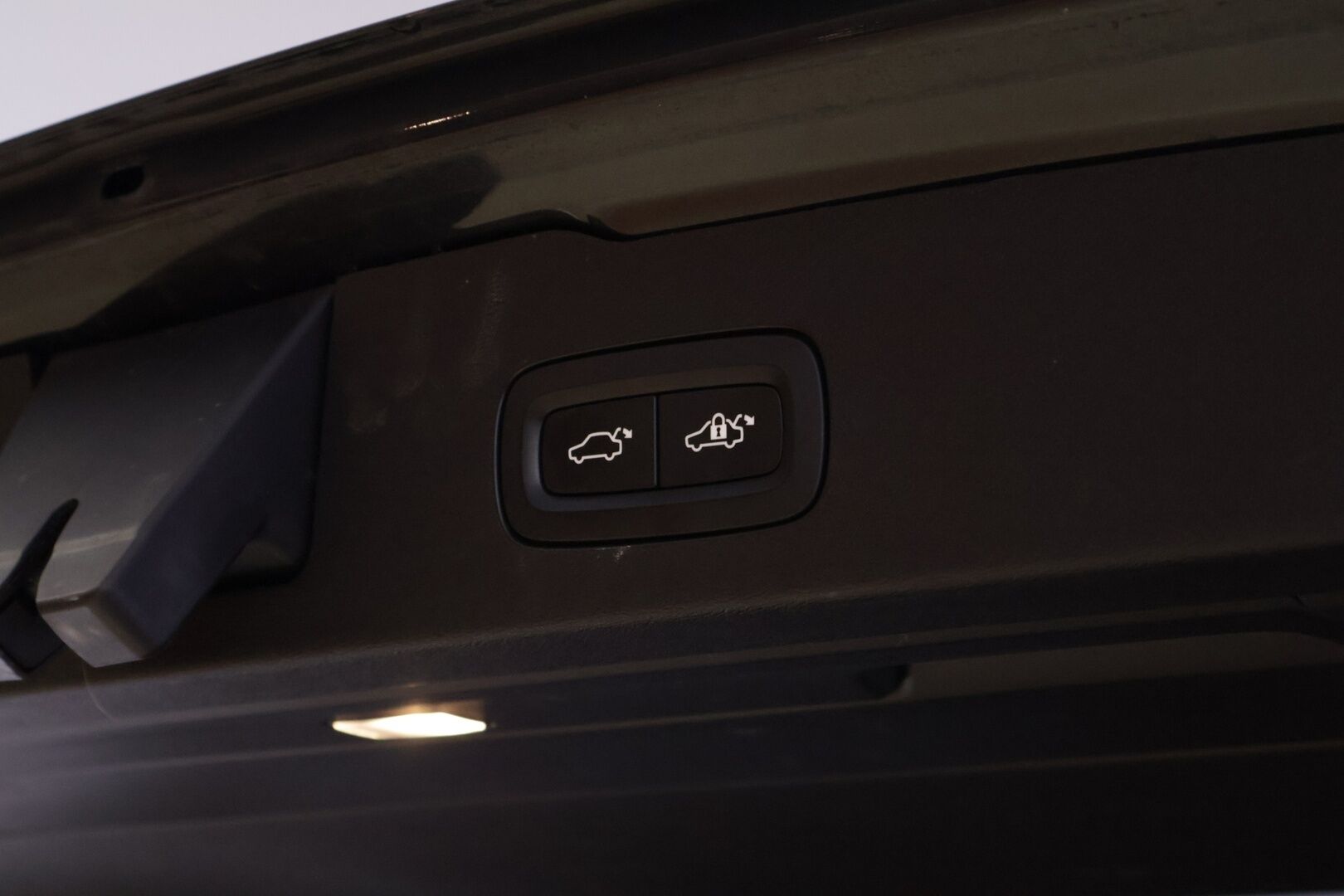 Volvo V60 2020 T8 TwE AWD R-Design aut. * ACC / Pilot Assist / Webasto / VOC / Muistipenkki / Koukku / Keyless / Sähkökontti * - Upea väri / Jakopää tehty 01/25 / Merkkihuollettu / Kahdet Volvo alut - HULLUT BLACKWEEK JATKOT - KORKOTARJOUS 2,49%