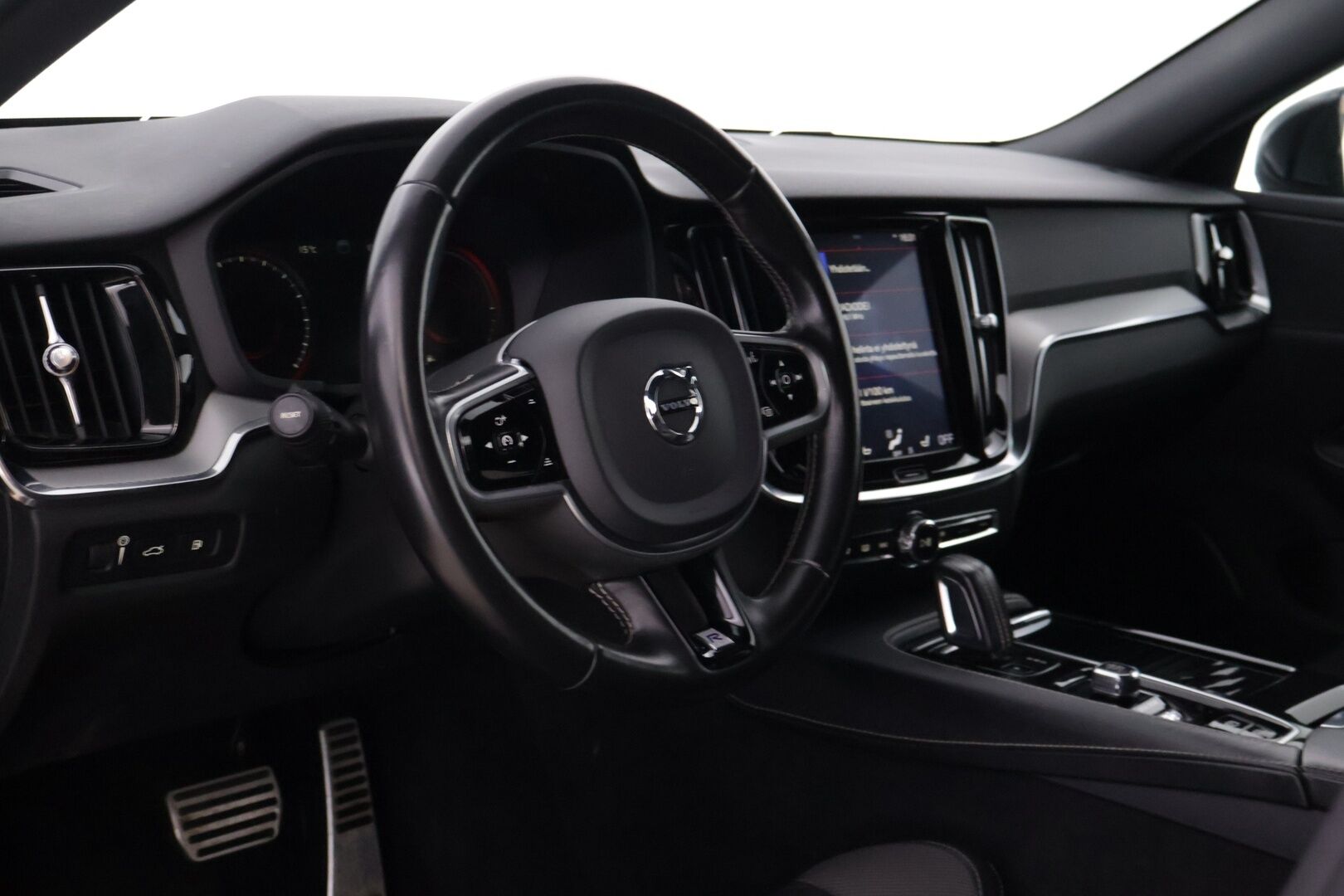 Volvo V60 2020 T8 TwE AWD R-Design aut. * ACC / Pilot Assist / Webasto / VOC / Muistipenkki / Koukku / Keyless / Sähkökontti * - Upea väri / Jakopää tehty 01/25 / Merkkihuollettu / Kahdet Volvo alut - HULLUT BLACKWEEK JATKOT - KORKOTARJOUS 2,49%