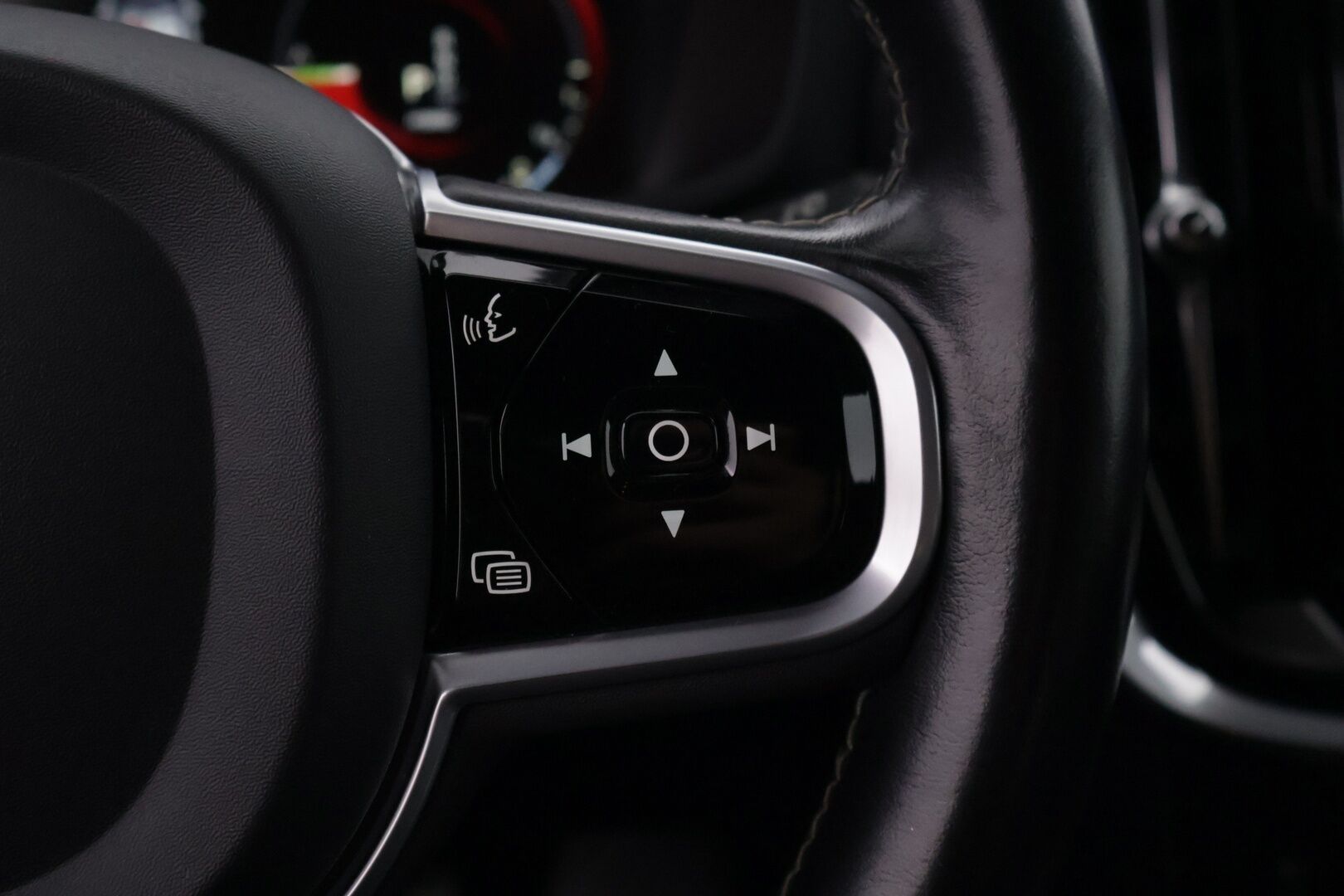 Volvo V60 2020 T8 TwE AWD R-Design aut. * ACC / Pilot Assist / Webasto / VOC / Muistipenkki / Koukku / Keyless / Sähkökontti * - Upea väri / Jakopää tehty 01/25 / Merkkihuollettu / Kahdet Volvo alut - HULLUT BLACKWEEK JATKOT - KORKOTARJOUS 2,49%