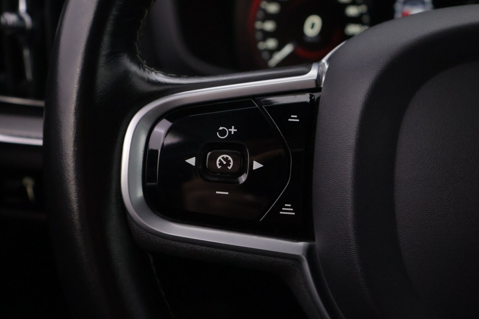 Volvo V60 2020 T8 TwE AWD R-Design aut. * ACC / Pilot Assist / Webasto / VOC / Muistipenkki / Koukku / Keyless / Sähkökontti * - Upea väri / Jakopää tehty 01/25 / Merkkihuollettu / Kahdet Volvo alut - HULLUT BLACKWEEK JATKOT - KORKOTARJOUS 2,49%