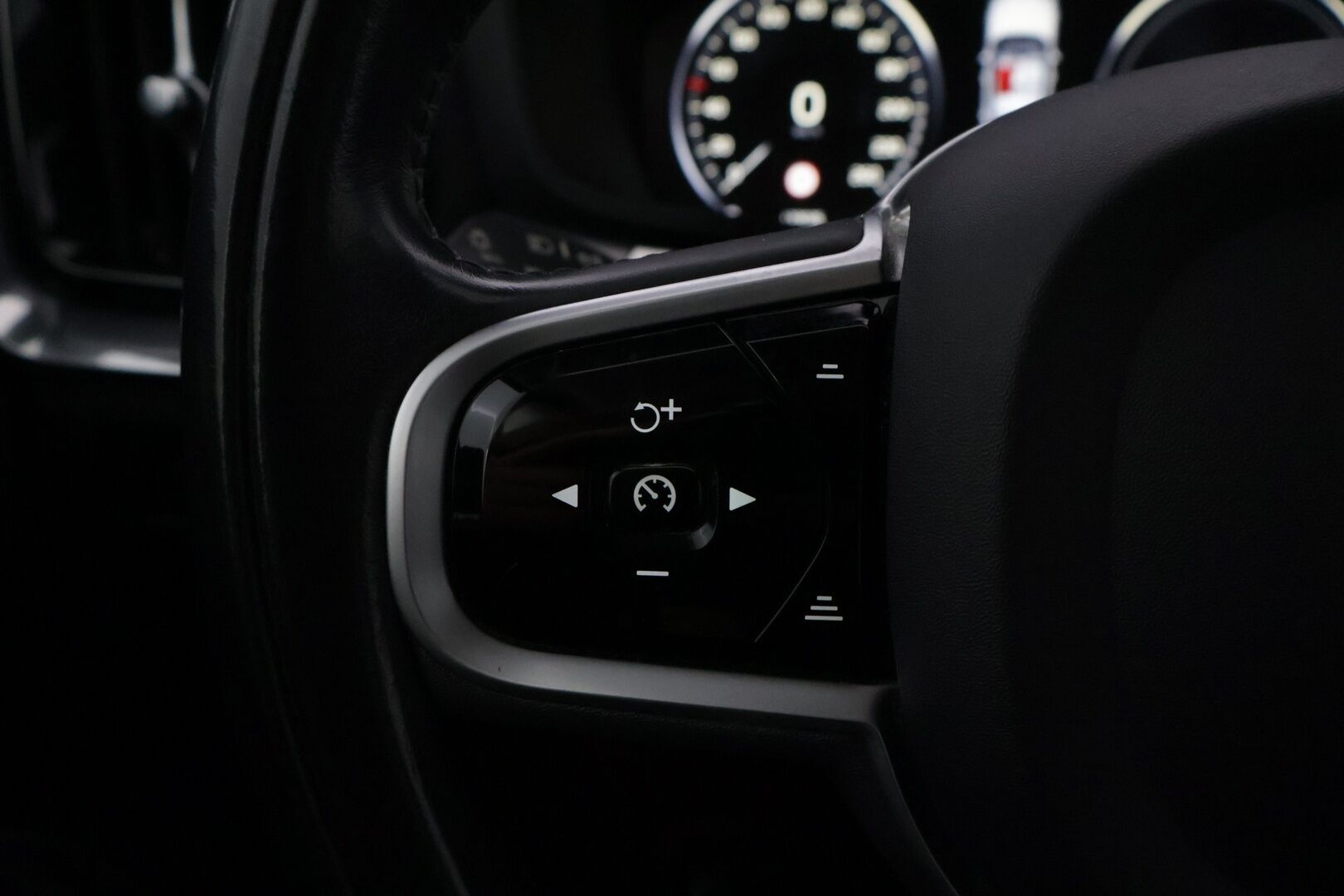 Volvo V60 2020 T6 TwE AWD Momentum aut. *Adapt.Vakkari / Webasto / Kaistavahti / P.Kamera / VOC / Koukku * - Jakohihna vaihdettu / Juuri huollettu / Michelin kesä- ja talvirenkaat