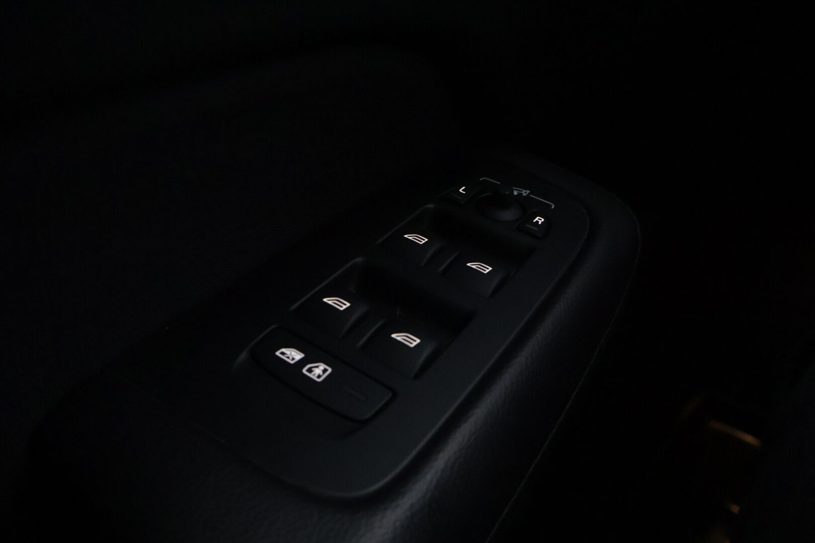 Volvo V60 2020 T6 TwE AWD Momentum aut. *Adapt.Vakkari / Webasto / Kaistavahti / P.Kamera / VOC / Koukku * - Jakohihna vaihdettu / Juuri huollettu / Michelin kesä- ja talvirenkaat