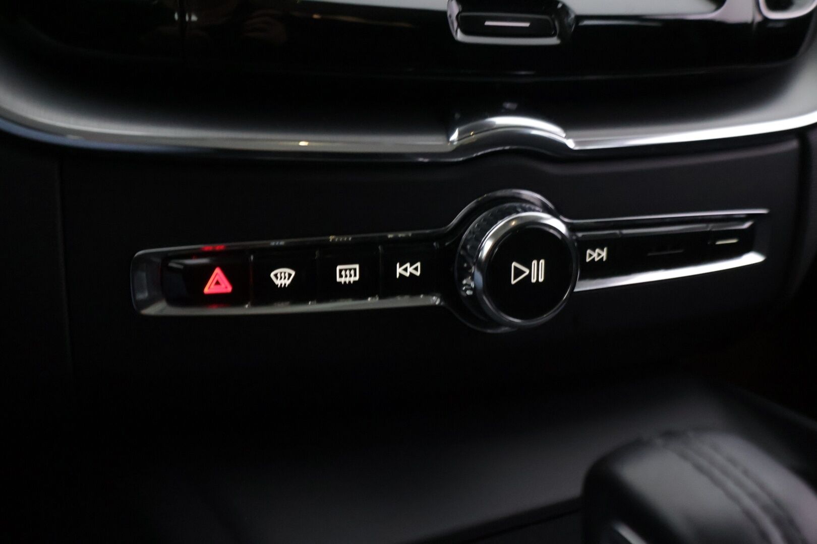 Volvo XC60 2020 T8 TE Momentum Advanced Edition - | Webasto | Koukku | Peruutuskamera | ACC | Pilot assist | Panorama | 2x Renkaat ja vanteet |