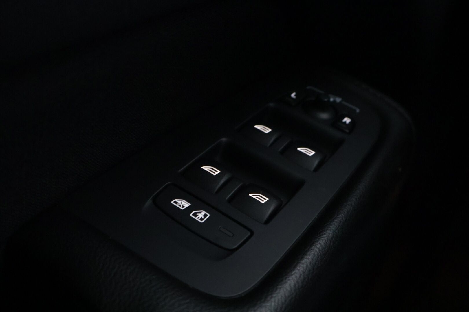 Volvo XC60 2020 T8 TE Momentum Advanced Edition - | Webasto | Koukku | Peruutuskamera | ACC | Pilot assist | Panorama | 2x Renkaat ja vanteet |