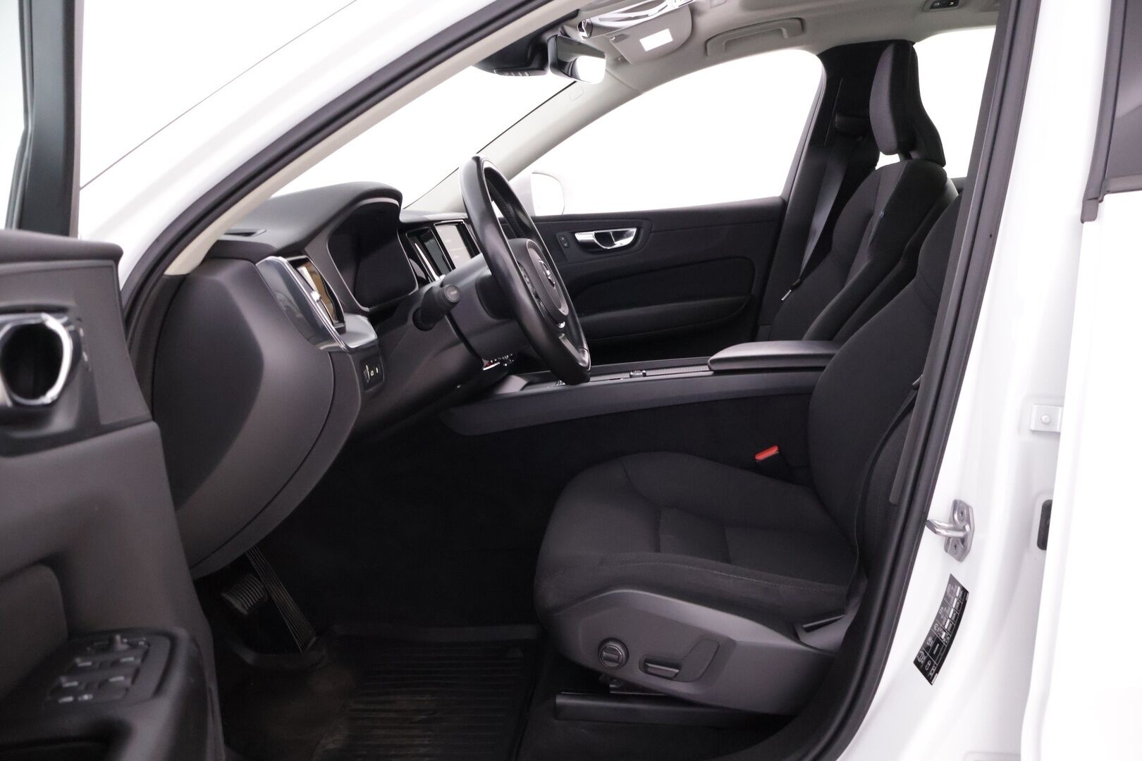 Volvo XC60 2020 T8 TE Momentum Advanced Edition - | Webasto | Koukku | Peruutuskamera | ACC | Pilot assist | Panorama | 2x Renkaat ja vanteet |