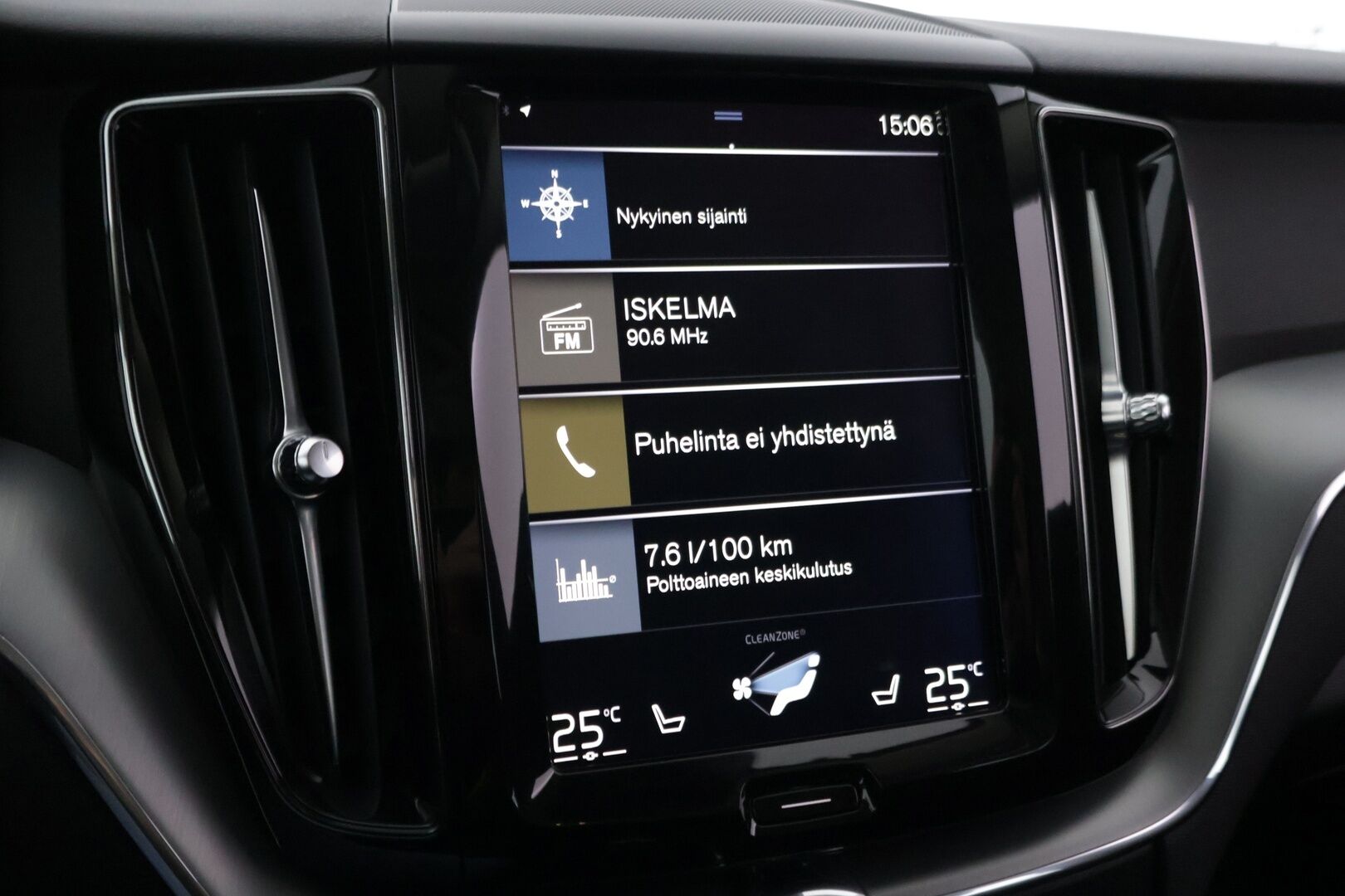 Volvo XC60 2020 T8 TE Momentum Advanced Edition - | Webasto | Koukku | Peruutuskamera | ACC | Pilot assist | Panorama | 2x Renkaat ja vanteet |