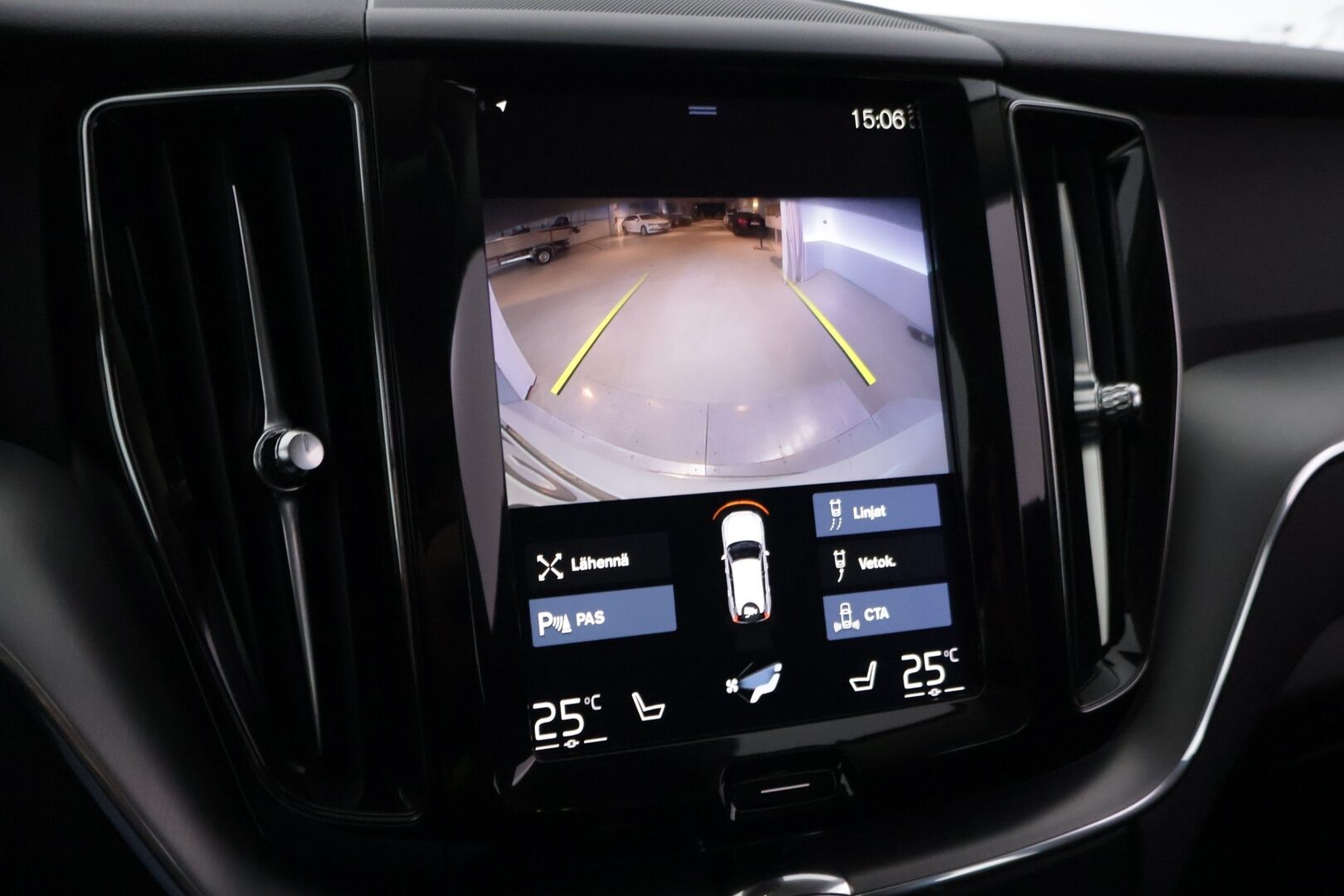 Volvo XC60 2020 T8 TE Momentum Advanced Edition - | Webasto | Koukku | Peruutuskamera | ACC | Pilot assist | Panorama | 2x Renkaat ja vanteet |