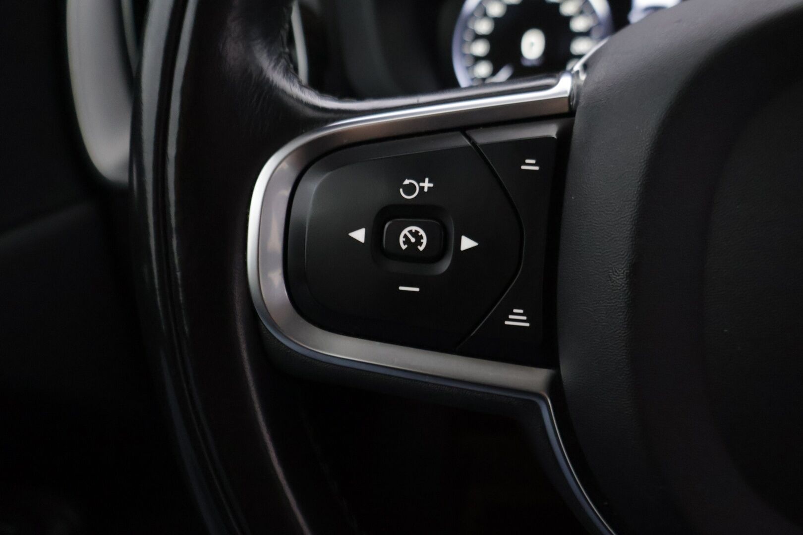 Volvo XC60 2020 T8 TE Momentum Advanced Edition - | Webasto | Koukku | Peruutuskamera | ACC | Pilot assist | Panorama | 2x Renkaat ja vanteet |