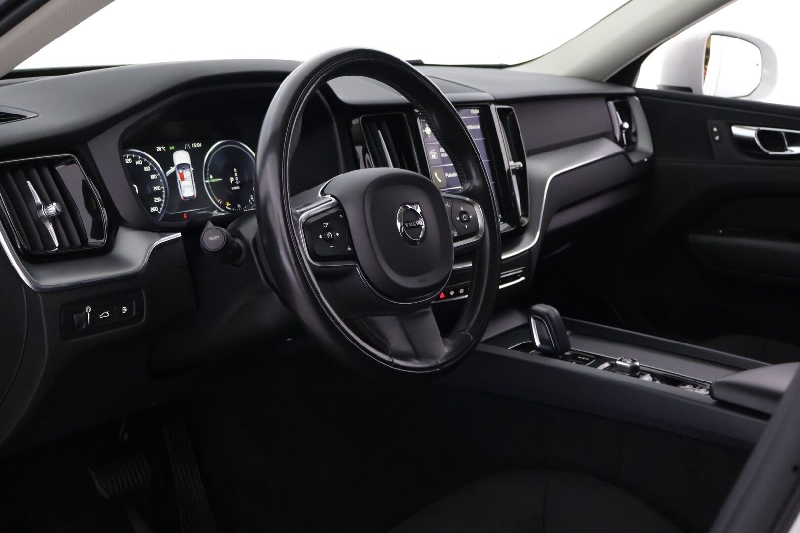 Volvo XC60 2020 T8 TE Momentum Advanced Edition - | Webasto | Koukku | Peruutuskamera | ACC | Pilot assist | Panorama | 2x Renkaat ja vanteet |