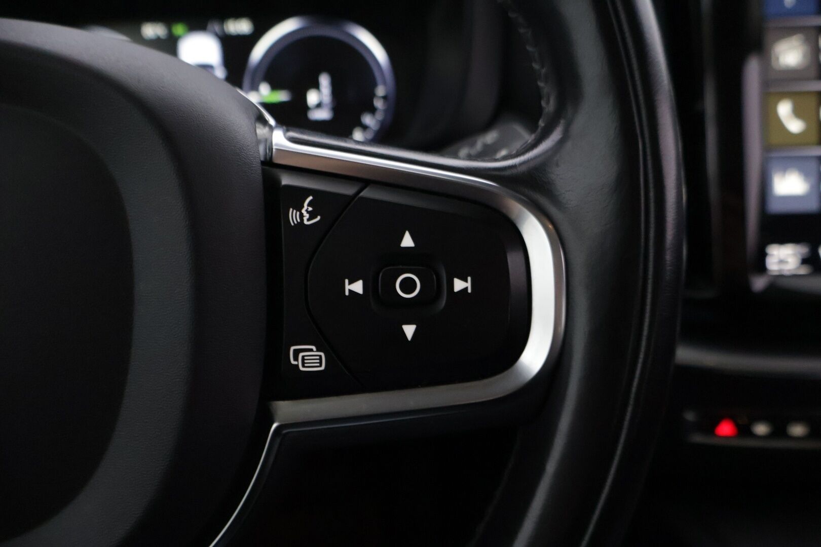 Volvo XC60 2020 T8 TE Momentum Advanced Edition - | Webasto | Koukku | Peruutuskamera | ACC | Pilot assist | Panorama | 2x Renkaat ja vanteet |