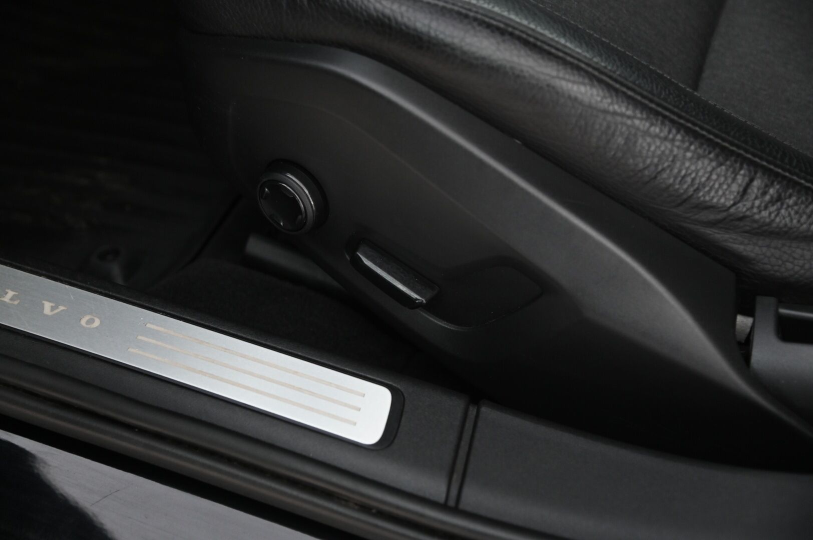 Volvo V90 2017 D3 AWD Momentum aut - Pilot Assist / Adapt. vakkari / Vetokoukku / Webasto / Peruutuskamera / BLIS / osanahat