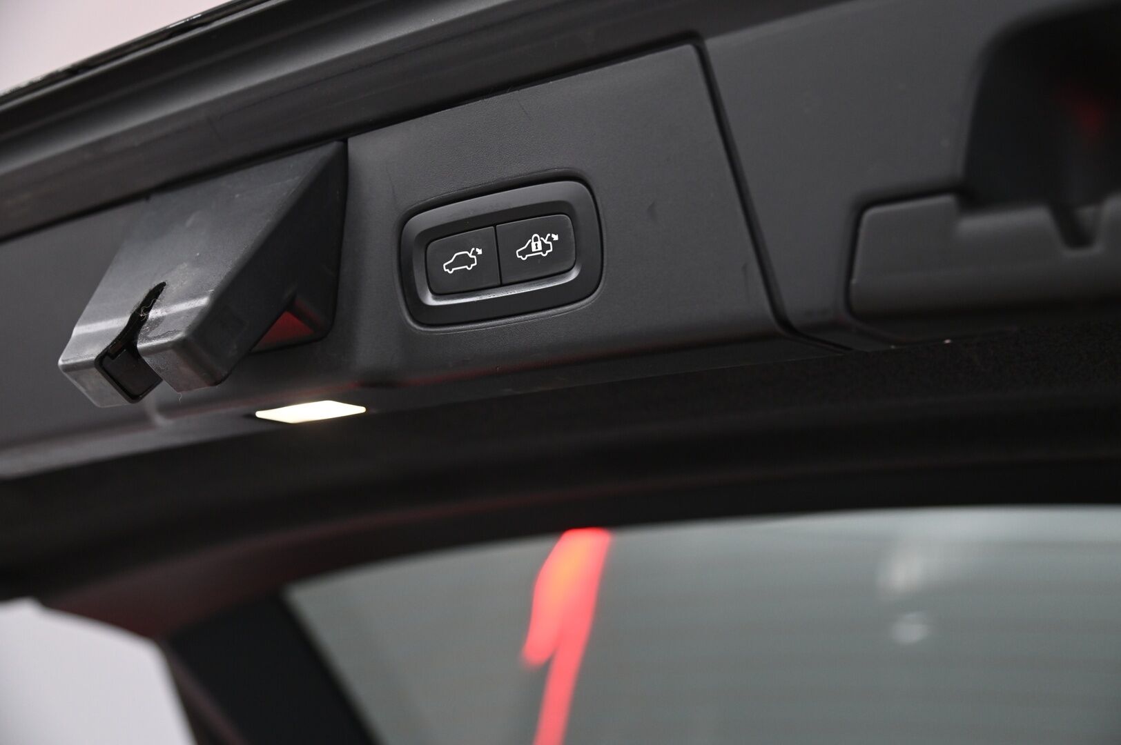 Volvo V90 2017 D3 AWD Momentum aut - Pilot Assist / Adapt. vakkari / Vetokoukku / Webasto / Peruutuskamera / BLIS / osanahat