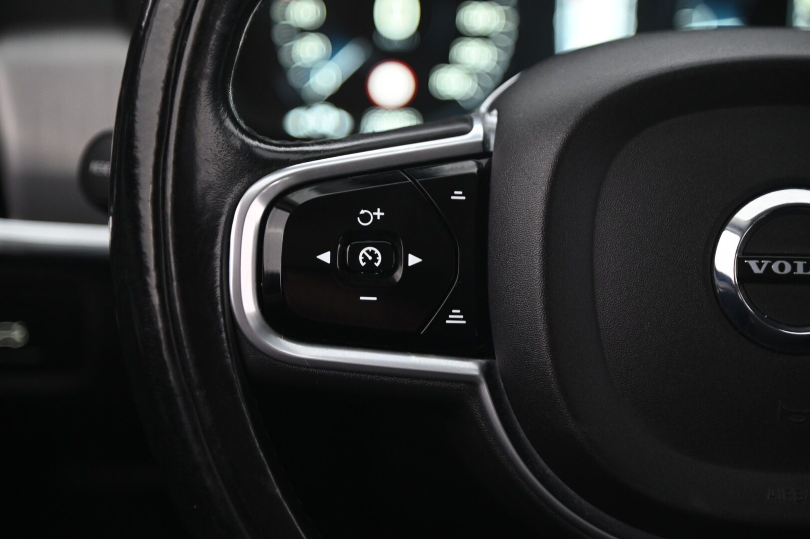 Volvo V90 2017 D3 AWD Momentum aut - Pilot Assist / Adapt. vakkari / Vetokoukku / Webasto / Peruutuskamera / BLIS / osanahat
