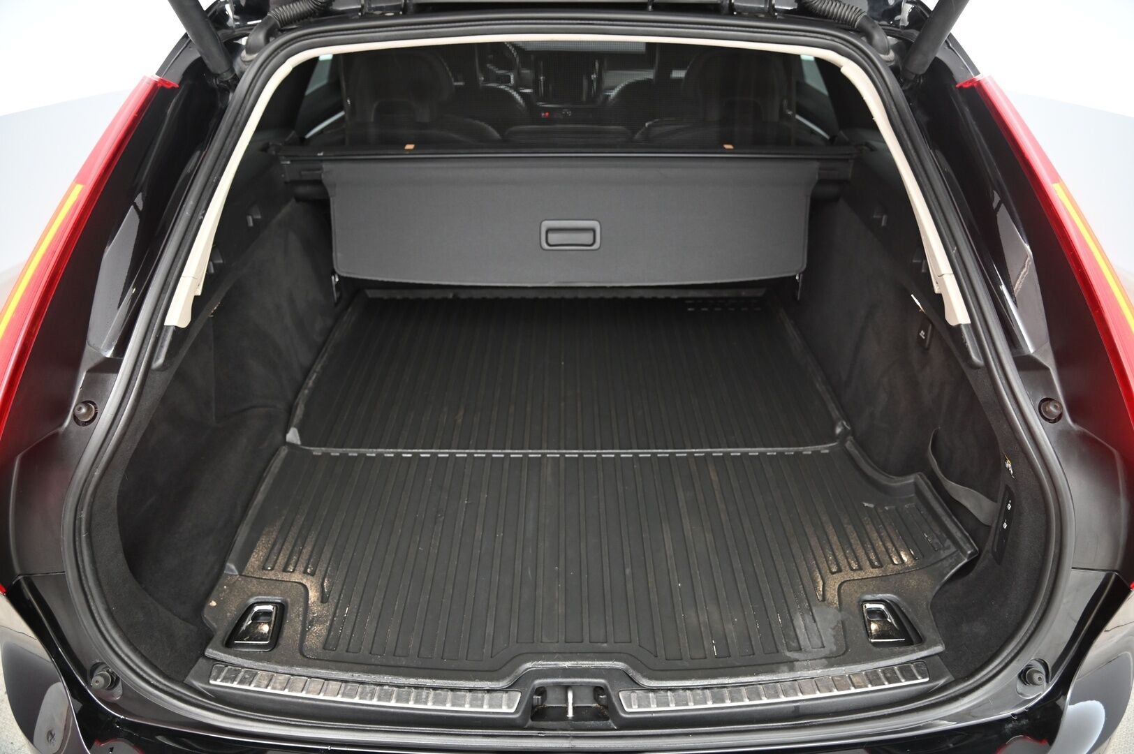 Volvo V90 2017 D3 AWD Momentum aut - Pilot Assist / Adapt. vakkari / Vetokoukku / Webasto / Peruutuskamera / BLIS / osanahat