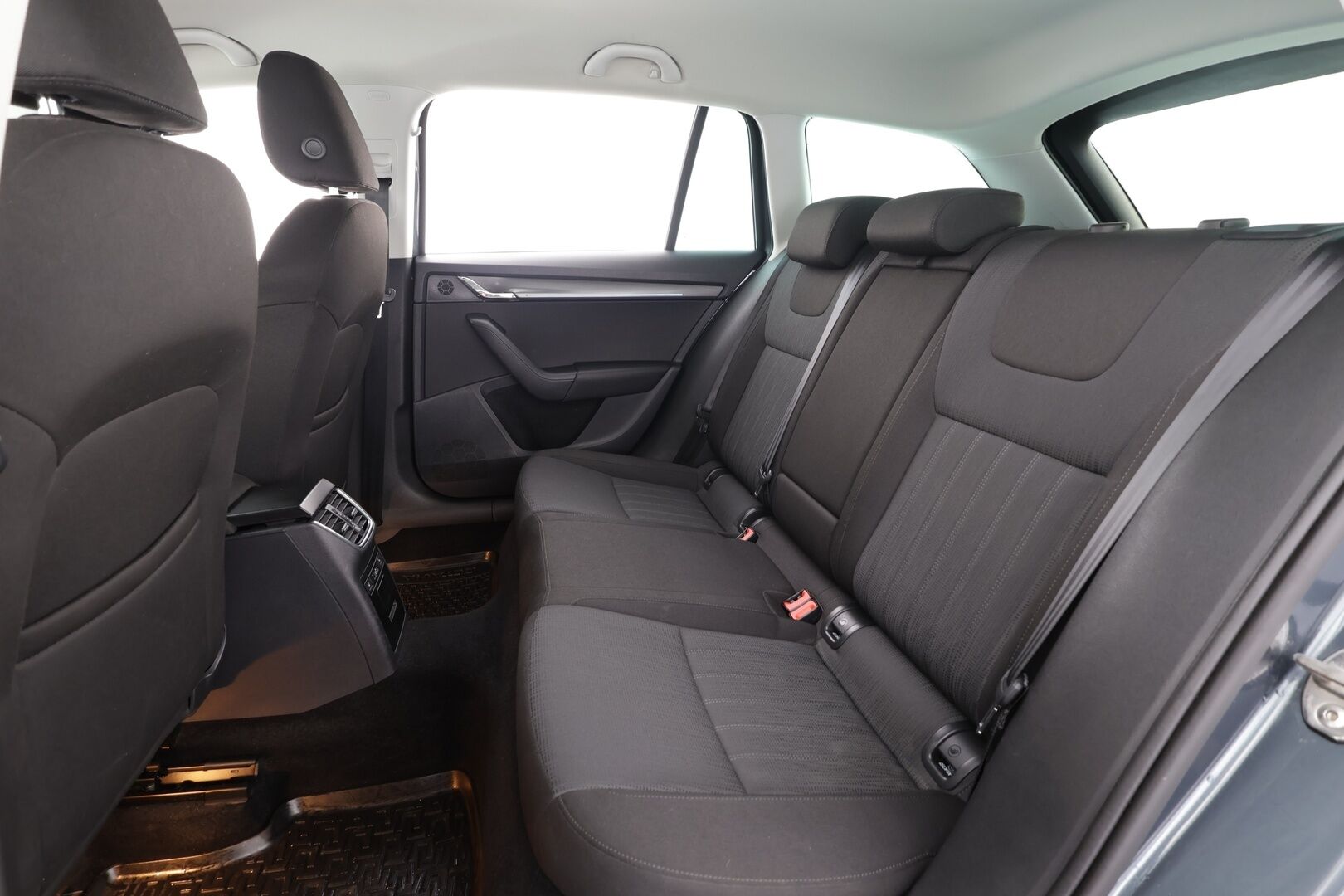 Skoda Octavia 2020 Combi 2,0 TDI 150 Style BusinessLine DSG * ACC / Webasto / P.Kamera / Apple&Android / Keyless * - 1.Om Suomi-auto / Merkkihuollettu / Kahdet Renkaat