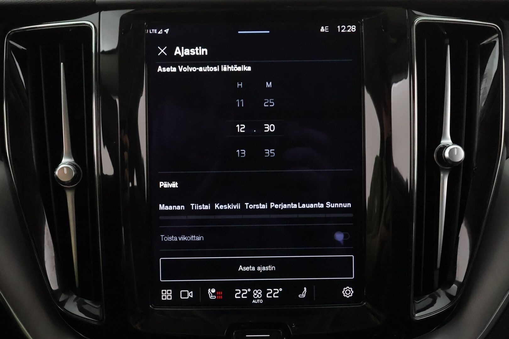 Volvo XC60 2023 T6 AWD Long Range Core aut * ACC / 360° / LED / Navi / Webasto / Koukku / Panorama / KeylessGo / BLIS / Facelift * - HULLUT BLACKWEEK JATKOT - KORKOTARJOUS 2,49%