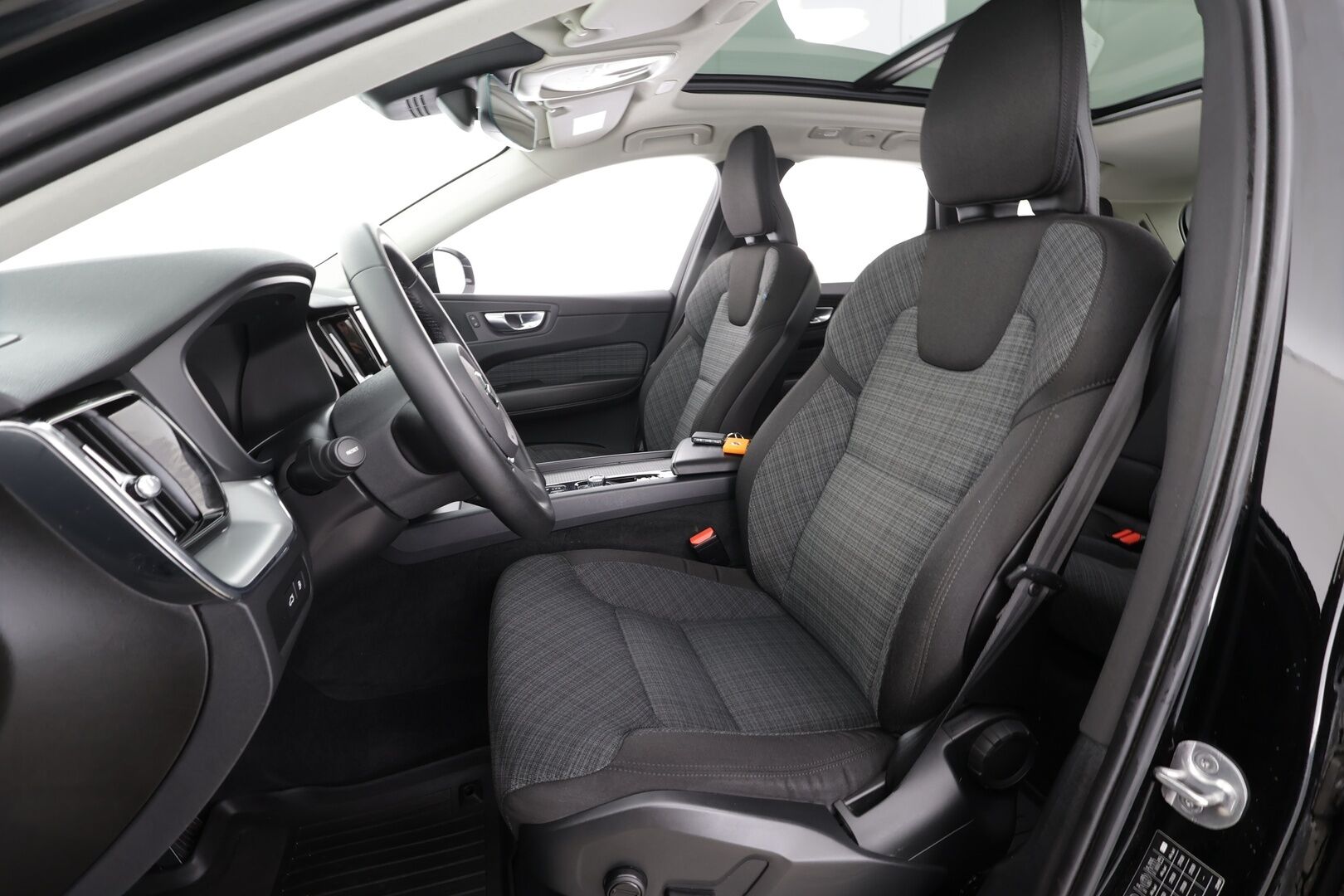 Volvo XC60 2023 T6 AWD Long Range Core aut * ACC / 360° / LED / Navi / Webasto / Koukku / Panorama / KeylessGo / BLIS / Facelift * - HULLUT BLACKWEEK JATKOT - KORKOTARJOUS 2,49%