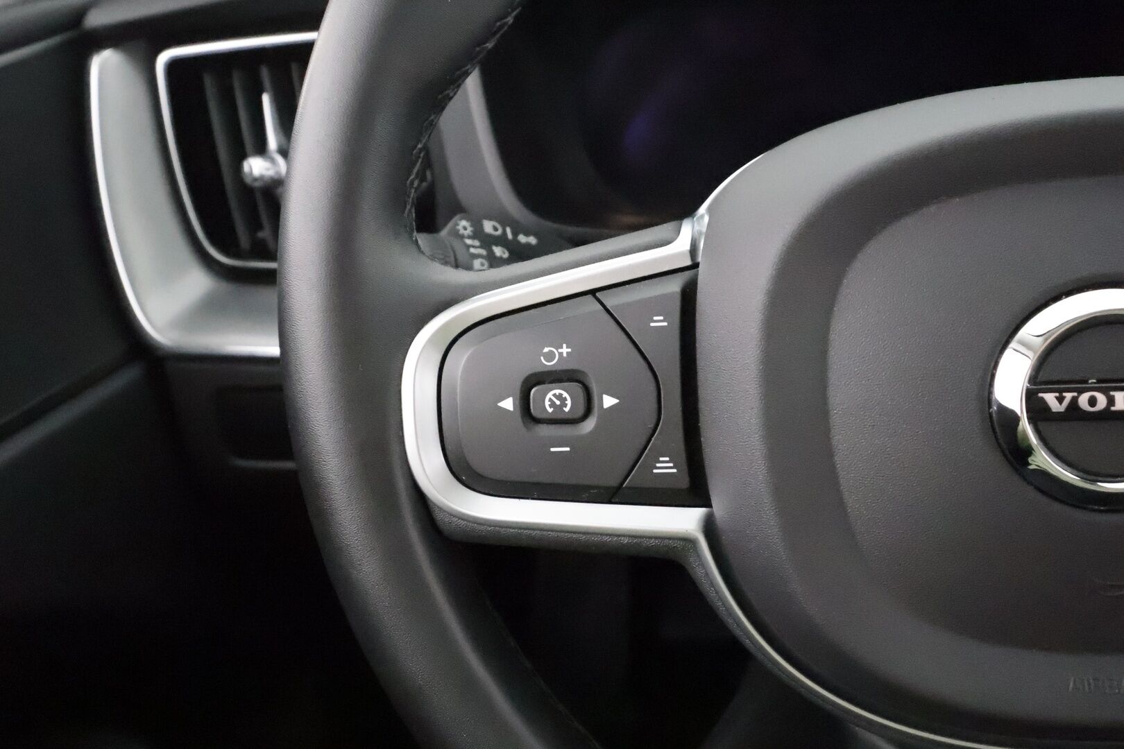 Volvo XC60 2023 T6 AWD Long Range Core aut * ACC / 360° / LED / Navi / Webasto / Koukku / Panorama / KeylessGo / BLIS / Facelift * - HULLUT BLACKWEEK JATKOT - KORKOTARJOUS 2,49%