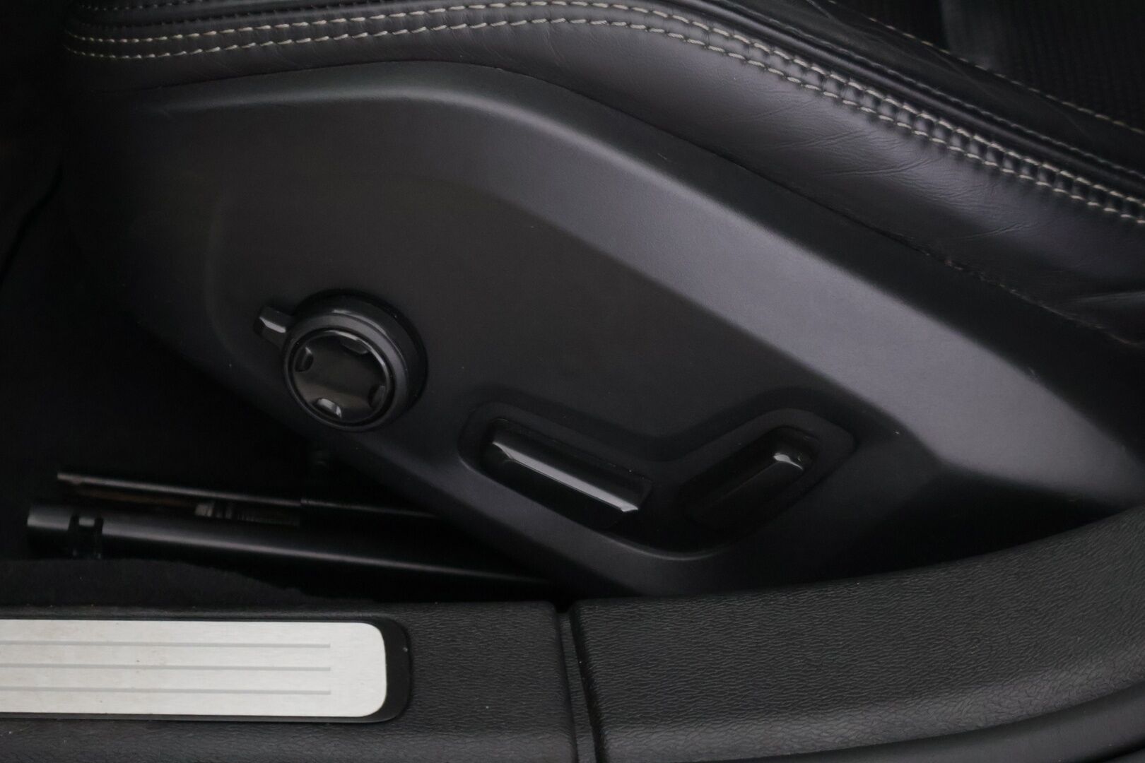 Volvo S60 2020 T8 TwE AWD Business Inscription aut. */ ACC / Hieronta / H&K / 360° / HUD / Ilmastoidut Nahkapenkit / Webasto / 2x renkaat* - Akku kuntotarkastettu / Juuri katsastettu / Jakohihna vaihdettu - HULLUT BLACKWEEK JATKOT - KORKOTARJOUS 2,49%