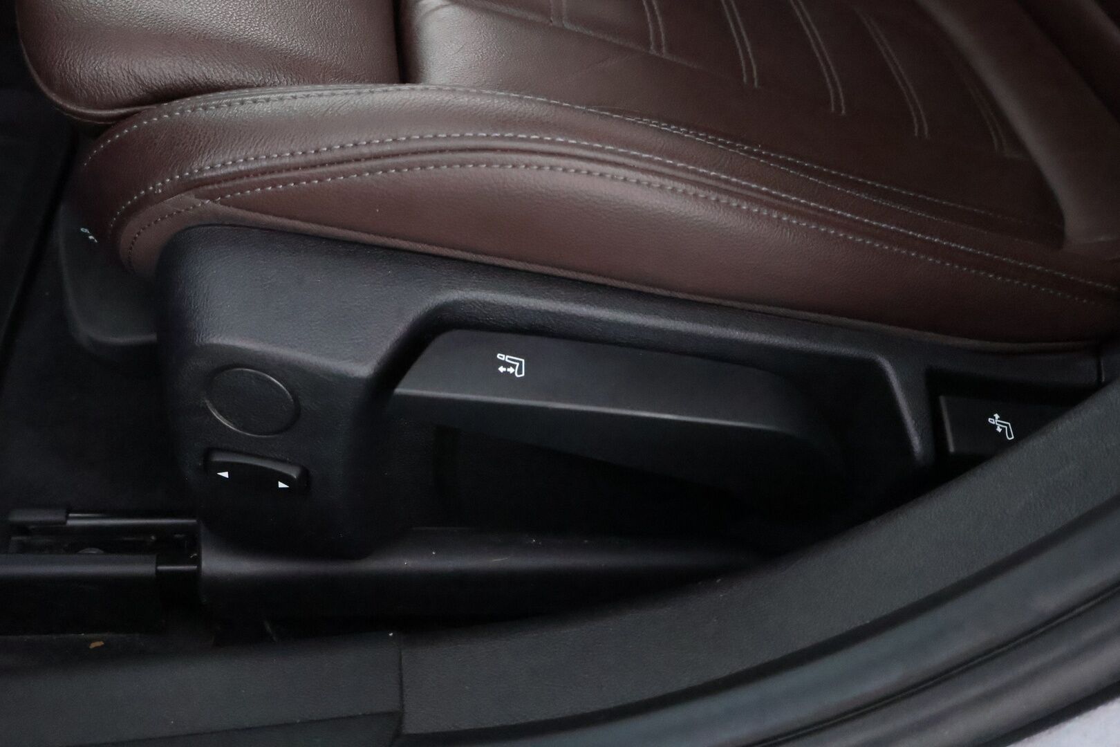 BMW 330 2020 G20 Sedan 330e A Charged Edition Sport* Ruskeat nahat / Vetokoukku / Professional Navi / Digimittari / Adapt.LED / Shadowline* - Akku kuntotarkastettu / 2x Hyvät renkaat / 2x Latauskaapelit