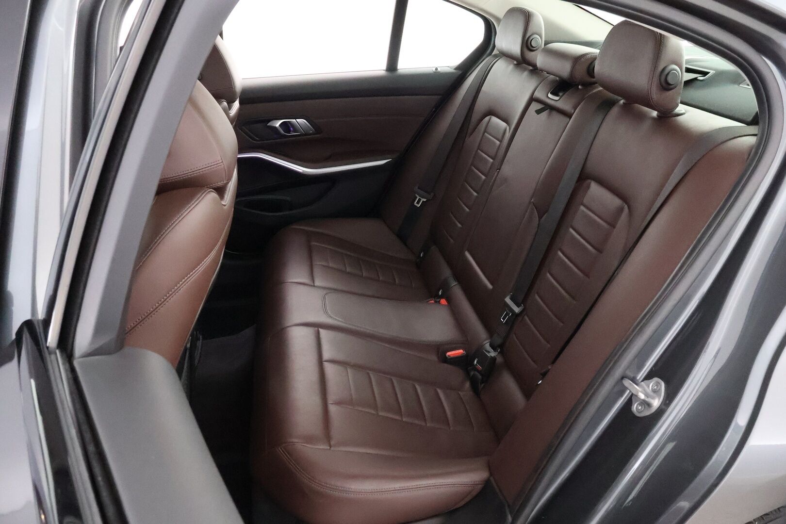 BMW 330 2020 G20 Sedan 330e A Charged Edition Sport* Ruskeat nahat / Vetokoukku / Professional Navi / Digimittari / Adapt.LED / Shadowline* - Akku kuntotarkastettu / 2x Hyvät renkaat / 2x Latauskaapelit