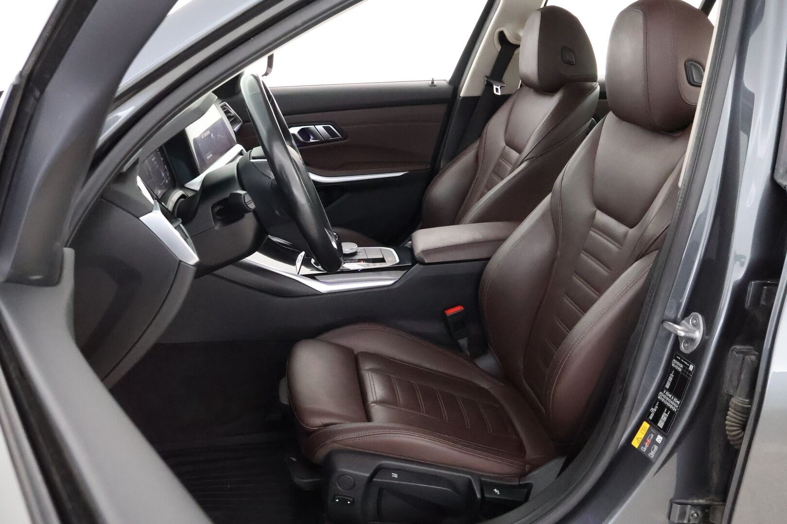 BMW 330 2020 G20 Sedan 330e A Charged Edition Sport* Ruskeat nahat / Vetokoukku / Professional Navi / Digimittari / Adapt.LED / Shadowline* - Akku kuntotarkastettu / 2x Hyvät renkaat / 2x Latauskaapelit