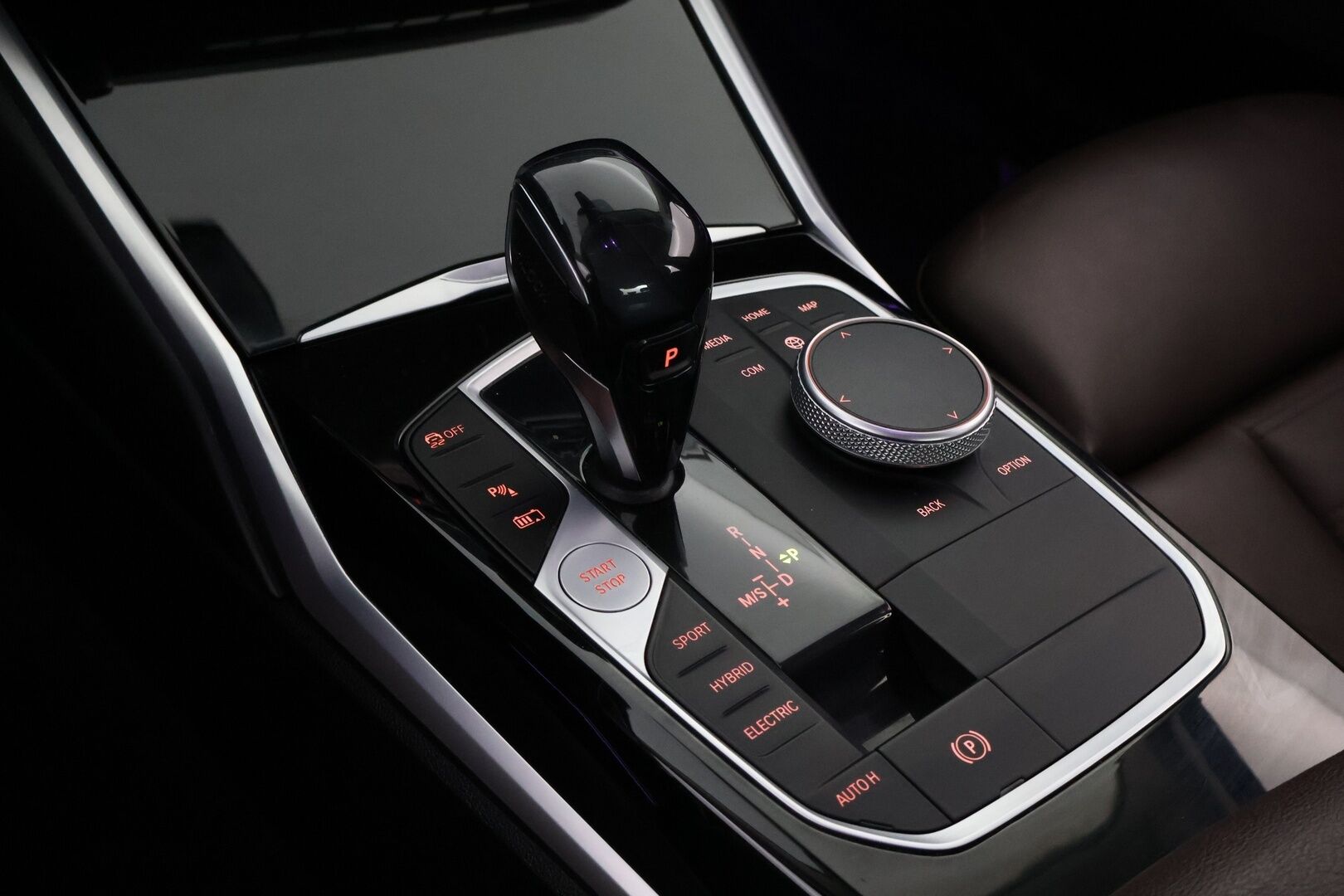 BMW 330 2020 G20 Sedan 330e A Charged Edition Sport* Ruskeat nahat / Vetokoukku / Professional Navi / Digimittari / Adapt.LED / Shadowline* - Akku kuntotarkastettu / 2x Hyvät renkaat / 2x Latauskaapelit