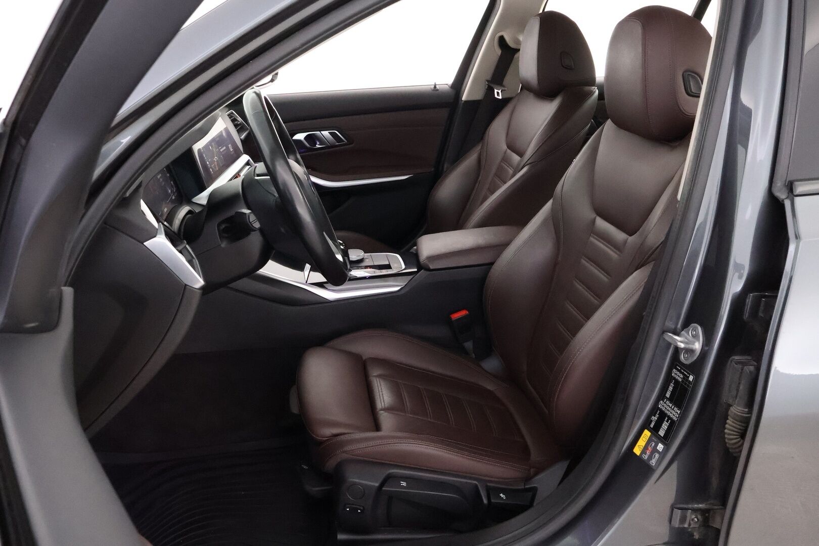 BMW 330 2020 G20 Sedan 330e A Charged Edition Sport* Ruskeat nahat / Vetokoukku / Professional Navi / Digimittari / Adapt.LED / Shadowline* - Akku kuntotarkastettu / 2x Hyvät renkaat / 2x Latauskaapelit