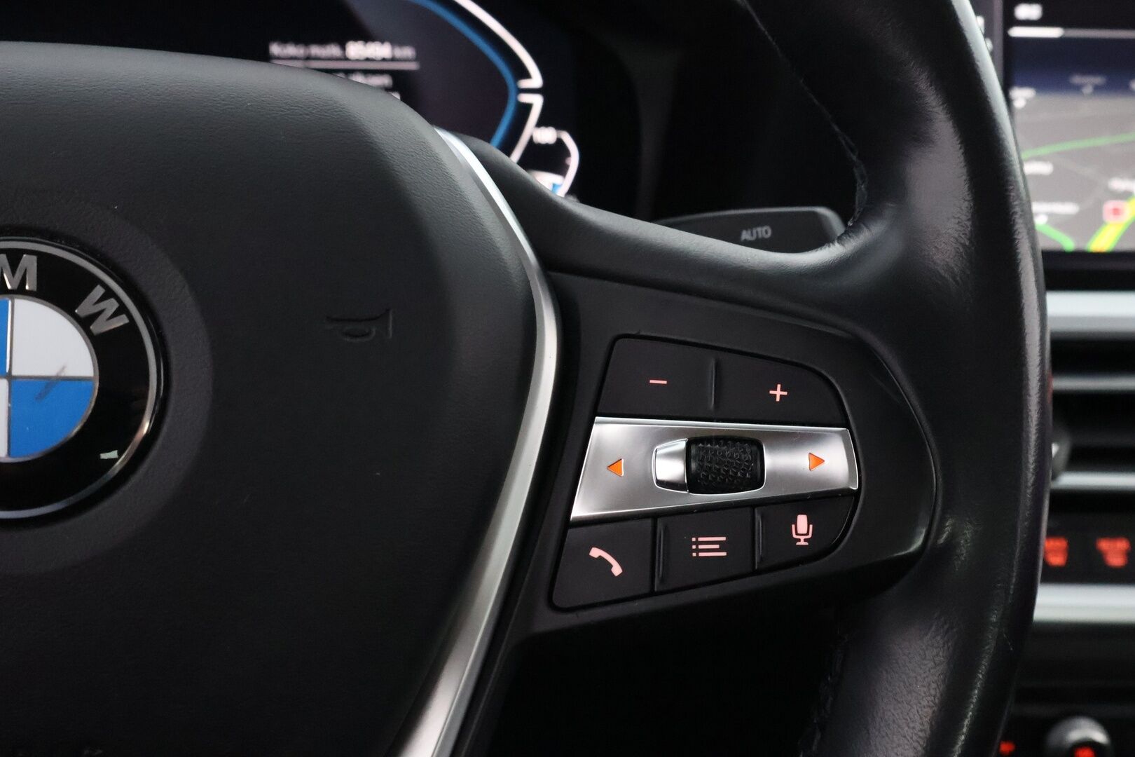 BMW 330 2020 G20 Sedan 330e A Charged Edition Sport* Ruskeat nahat / Vetokoukku / Professional Navi / Digimittari / Adapt.LED / Shadowline* - Akku kuntotarkastettu / 2x Hyvät renkaat / 2x Latauskaapelit