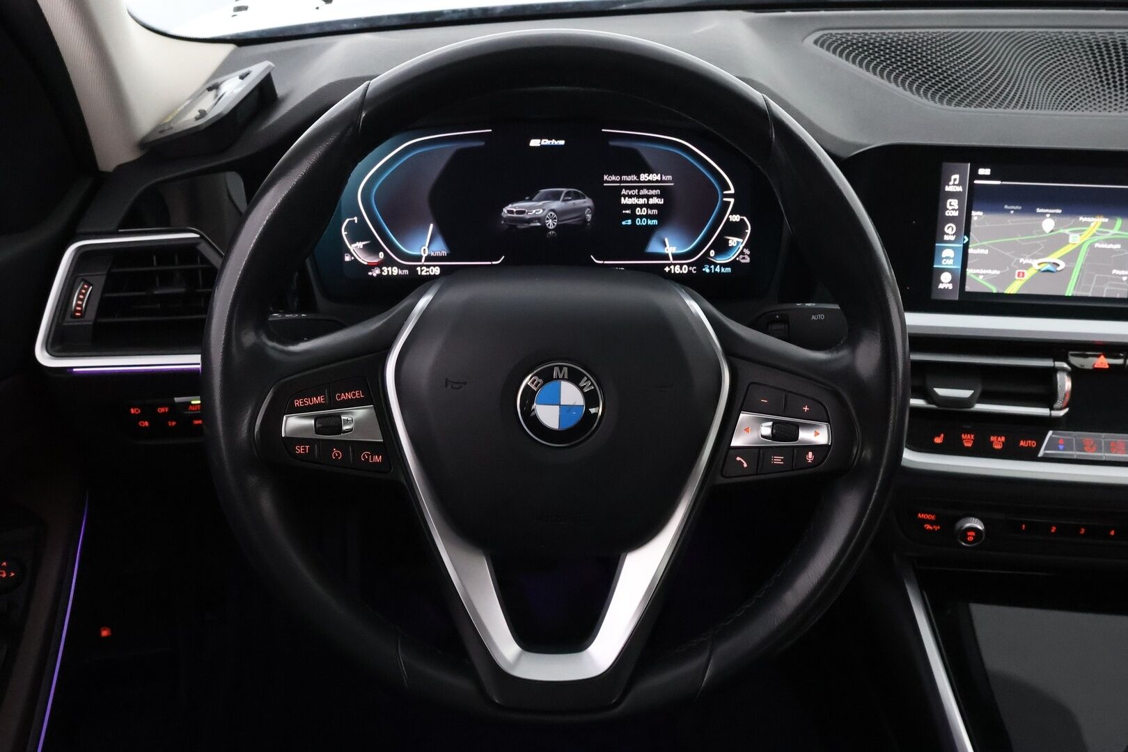 BMW 330 2020 G20 Sedan 330e A Charged Edition Sport* Ruskeat nahat / Vetokoukku / Professional Navi / Digimittari / Adapt.LED / Shadowline* - Akku kuntotarkastettu / 2x Hyvät renkaat / 2x Latauskaapelit