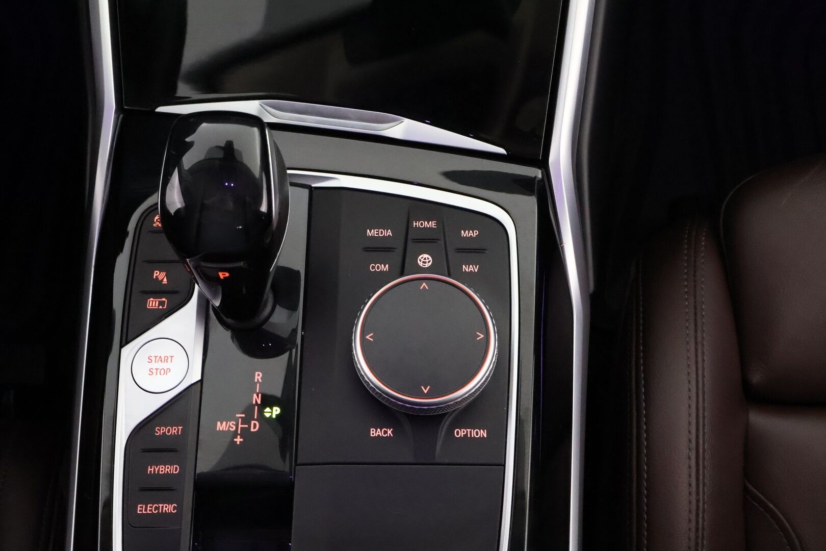 BMW 330 2020 G20 Sedan 330e A Charged Edition Sport* Ruskeat nahat / Vetokoukku / Professional Navi / Digimittari / Adapt.LED / Shadowline* - Akku kuntotarkastettu / 2x Hyvät renkaat / 2x Latauskaapelit