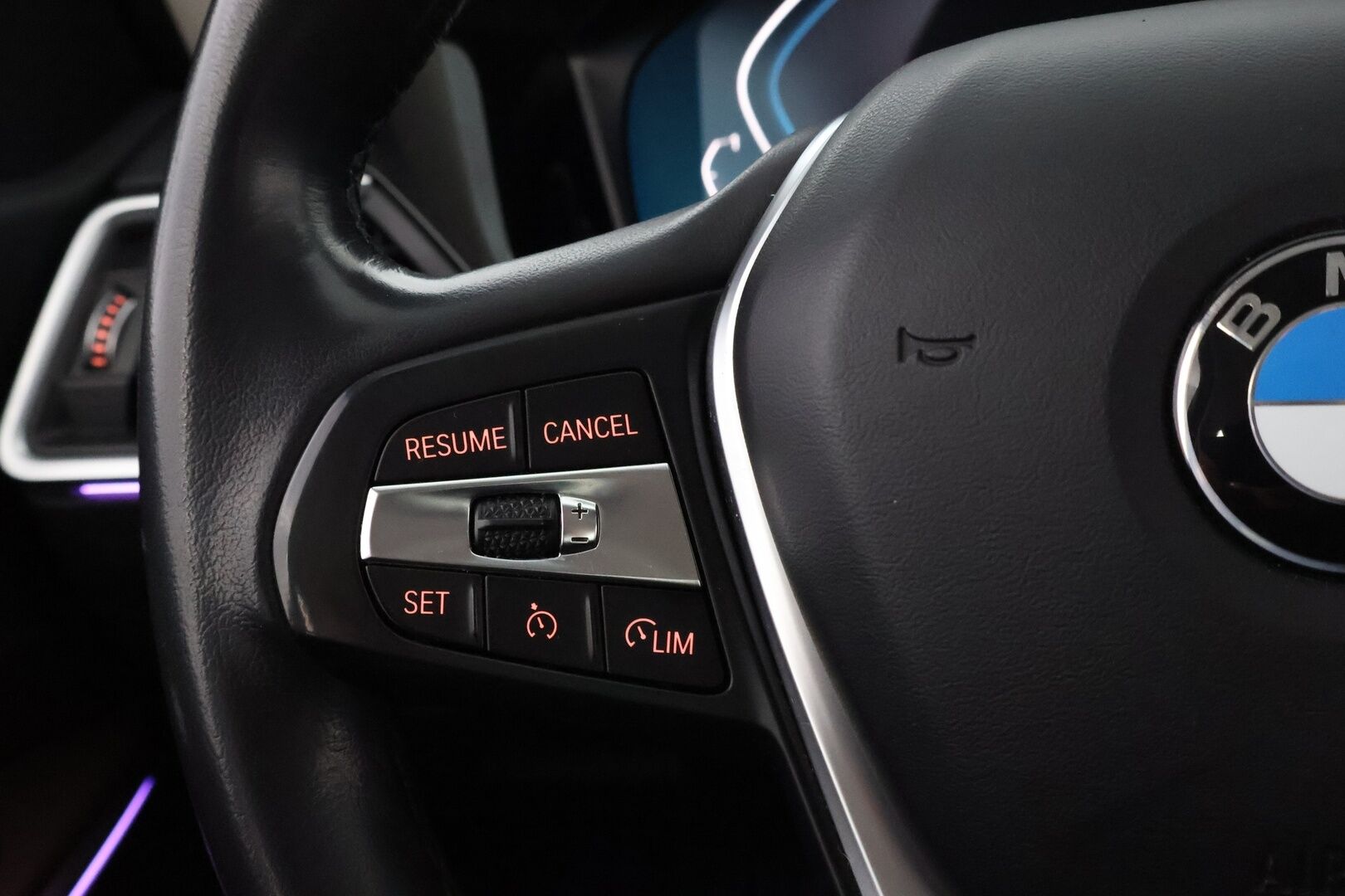 BMW 330 2020 G20 Sedan 330e A Charged Edition Sport* Ruskeat nahat / Vetokoukku / Professional Navi / Digimittari / Adapt.LED / Shadowline* - Akku kuntotarkastettu / 2x Hyvät renkaat / 2x Latauskaapelit