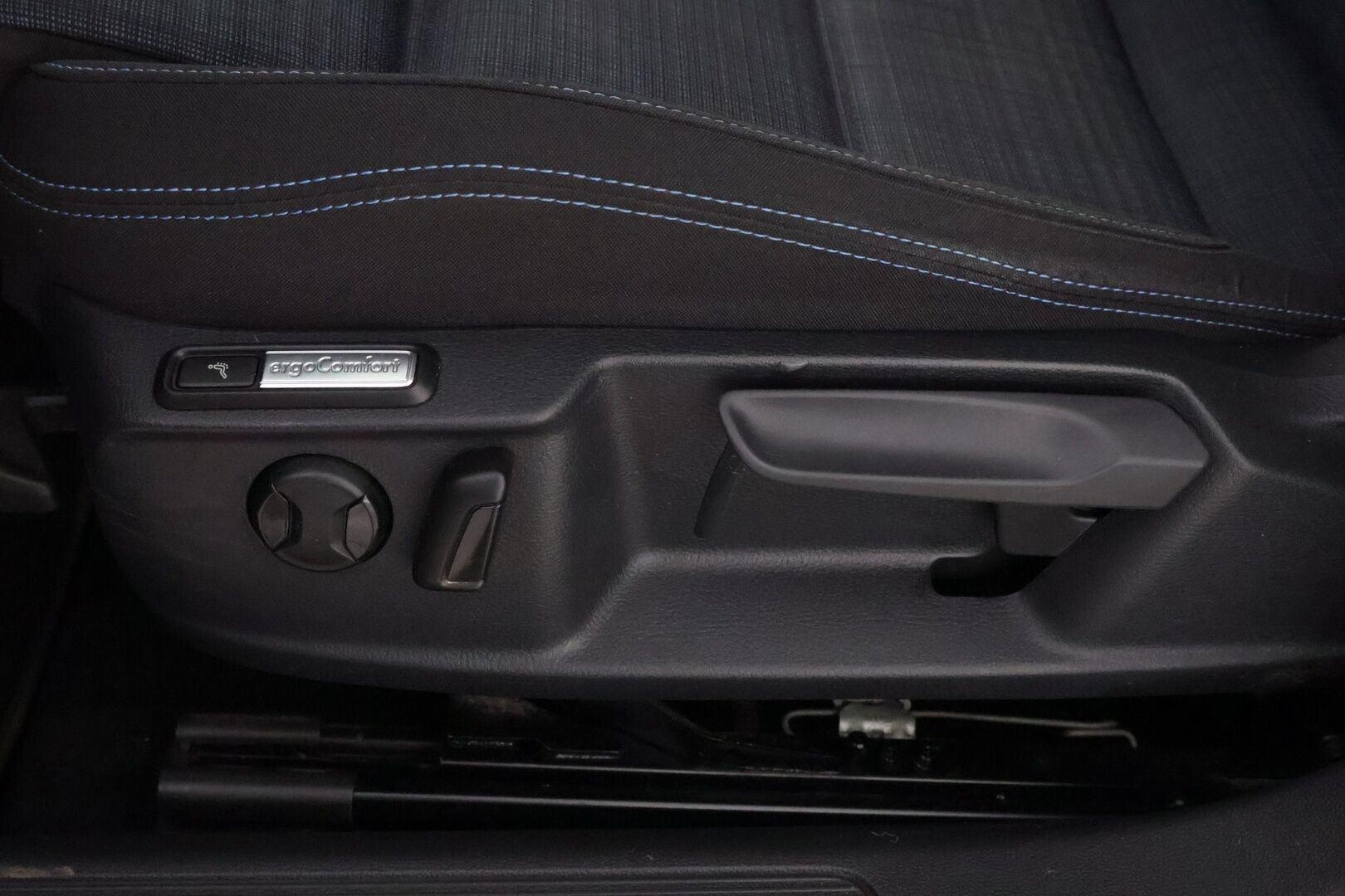 VOLKSWAGEN PASSAT 2020 Variant GTE Plug-In Hybrid 160 kW DSG * Adapt.Vakkari / Hieronta / iQ Matrix LED / Peruutuskamera / HUD / Digimittari - Jakopää juuri tehty / 2x Renkaat aluvantein / Juuri tullut Tampereelle!