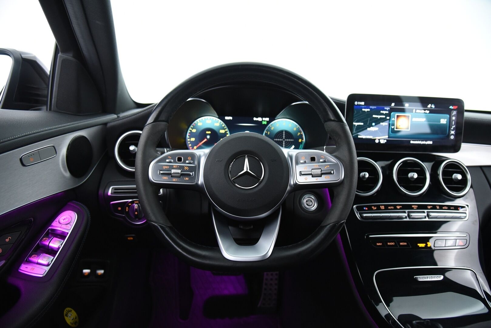 MERCEDES-BENZ C 2021 300T e Plug-in AMG Night edition / Digimittaristo / Esilämmitys / P. kamera / Koukku / Nahka-alcant. / LED High Perf. / - Kattavasti varusteltu! / 2x renkaat & vanteet / Night edition / SOH 90,4%! / Siniset tikkaukset