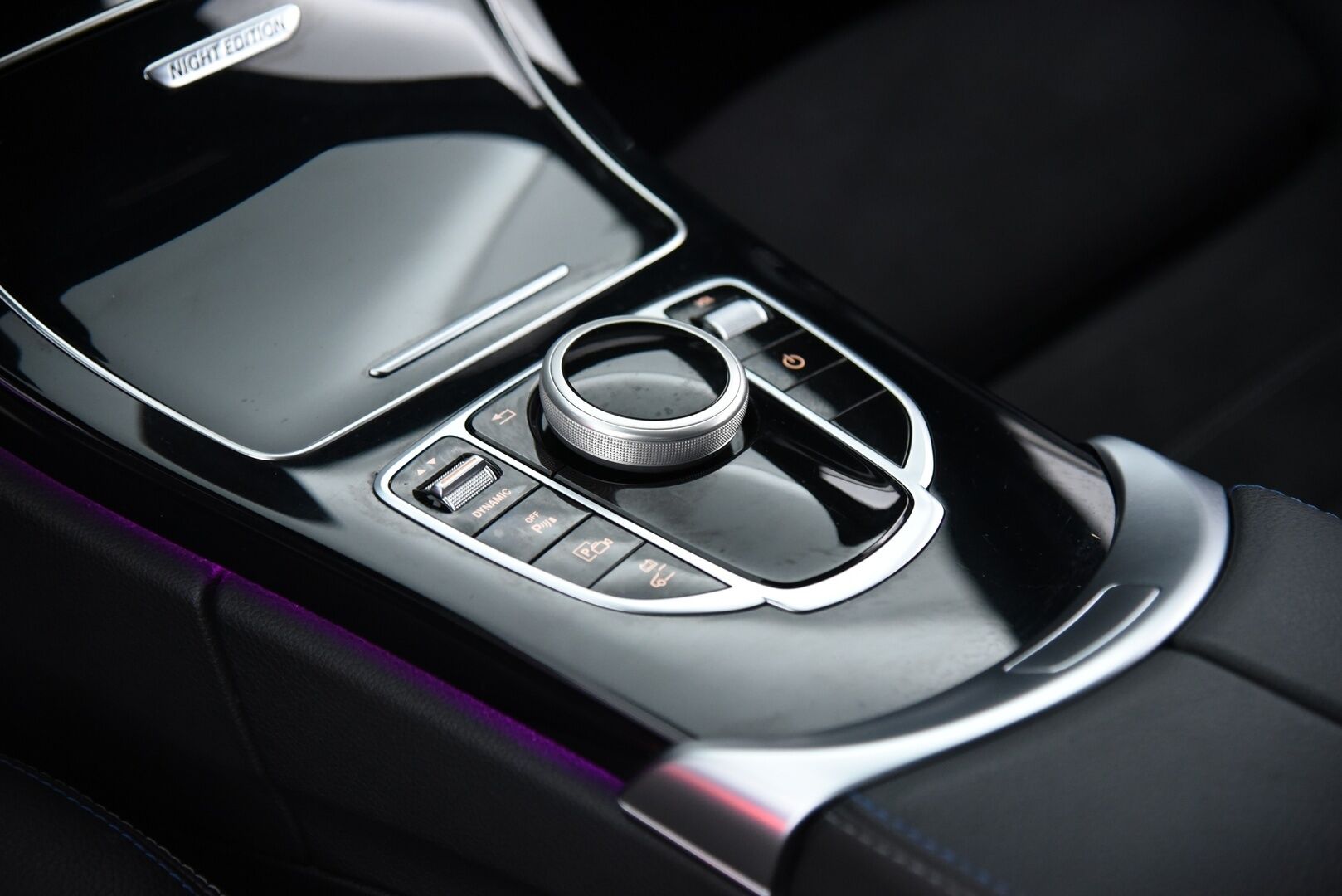 MERCEDES-BENZ C 2021 300T e Plug-in AMG Night edition / Digimittaristo / Esilämmitys / P. kamera / Koukku / Nahka-alcant. / LED High Perf. / - Kattavasti varusteltu! / 2x renkaat & vanteet / Night edition / SOH 90,4%! / Siniset tikkaukset