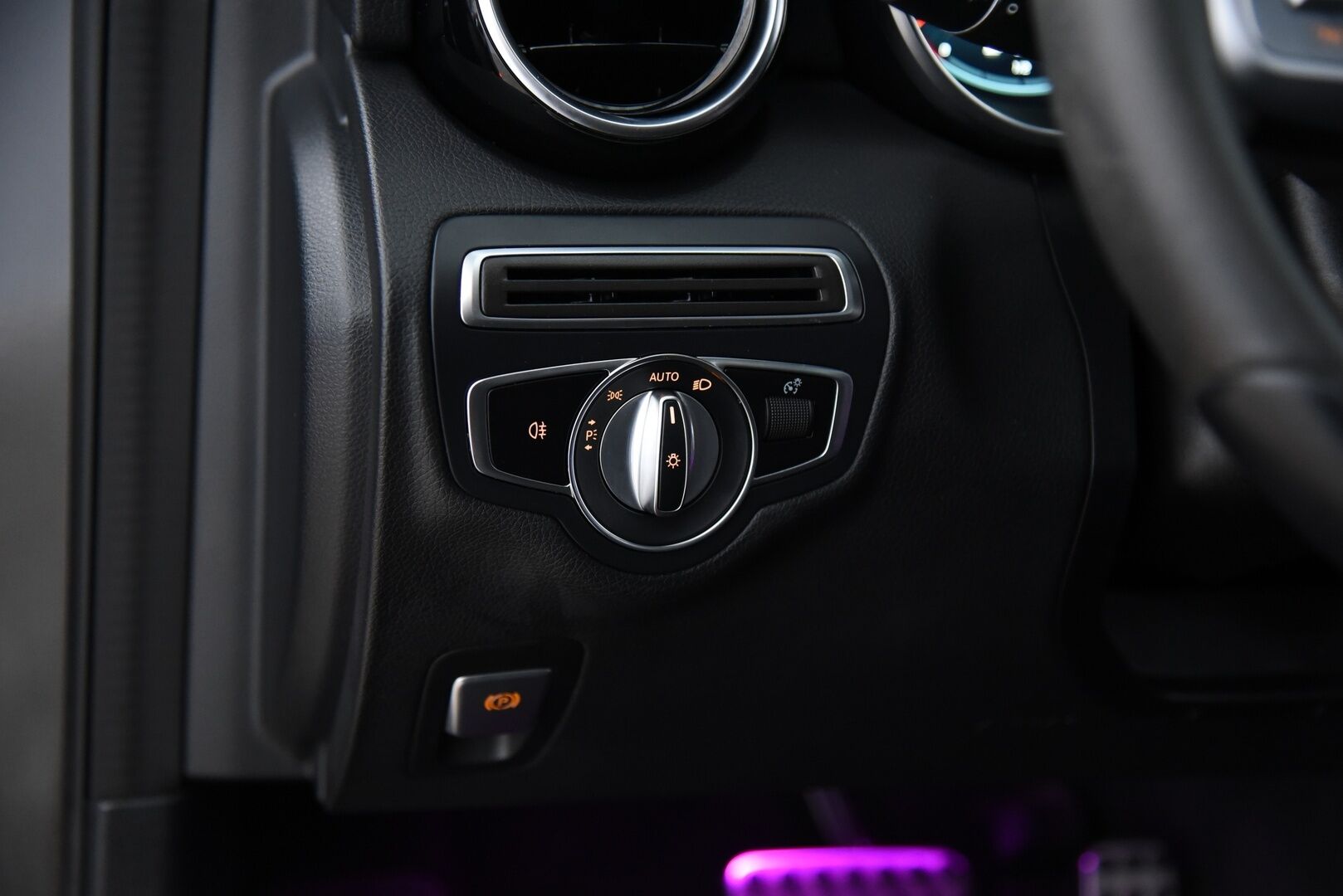 MERCEDES-BENZ C 2021 300T e Plug-in AMG Night edition / Digimittaristo / Esilämmitys / P. kamera / Koukku / Nahka-alcant. / LED High Perf. / - Kattavasti varusteltu! / 2x renkaat & vanteet / Night edition / SOH 90,4%! / Siniset tikkaukset