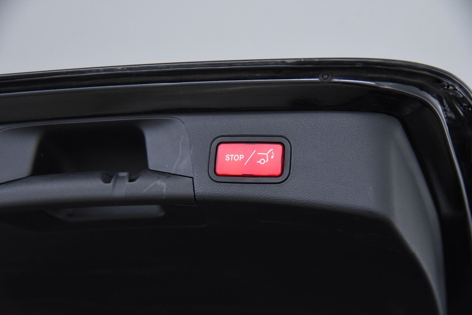 MERCEDES-BENZ C 2021 300T e Plug-in AMG Night edition / Digimittaristo / Esilämmitys / P. kamera / Koukku / Nahka-alcant. / LED High Perf. / - Kattavasti varusteltu! / 2x renkaat & vanteet / Night edition / SOH 90,4%! / Siniset tikkaukset