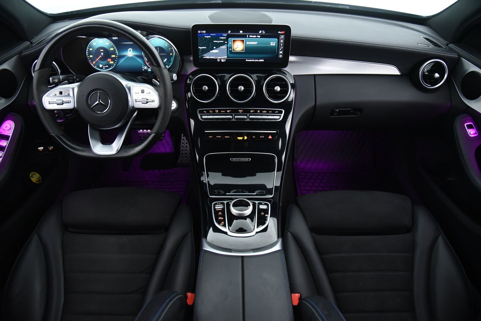 MERCEDES-BENZ C 2021 300T e Plug-in AMG Night edition / Digimittaristo / Esilämmitys / P. kamera / Koukku / Nahka-alcant. / LED High Perf. / - Kattavasti varusteltu! / 2x renkaat & vanteet / Night edition / SOH 90,4%! / Siniset tikkaukset