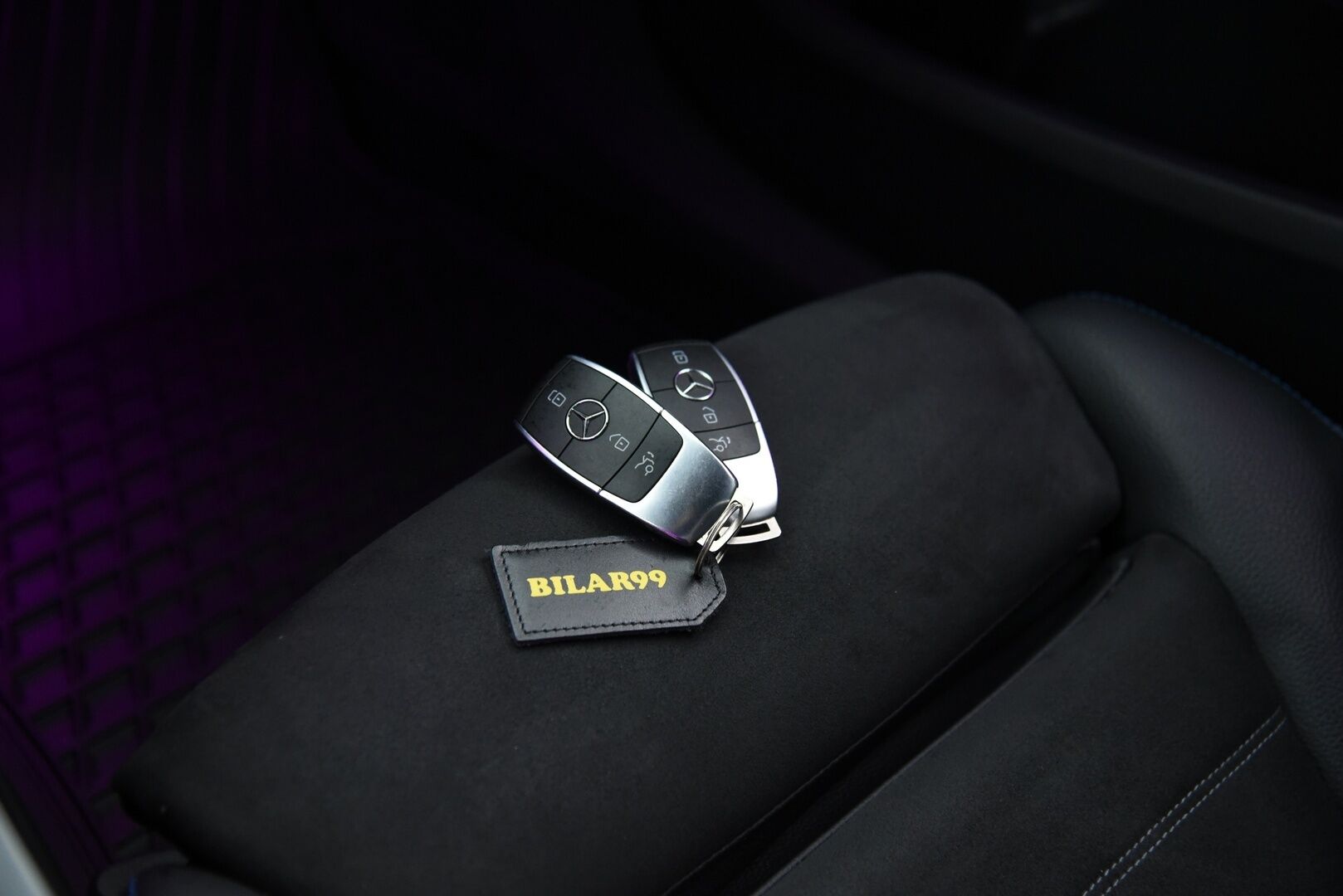 MERCEDES-BENZ C 2021 300T e Plug-in AMG Night edition / Digimittaristo / Esilämmitys / P. kamera / Koukku / Nahka-alcant. / LED High Perf. / - Kattavasti varusteltu! / 2x renkaat & vanteet / Night edition / SOH 90,4%! / Siniset tikkaukset