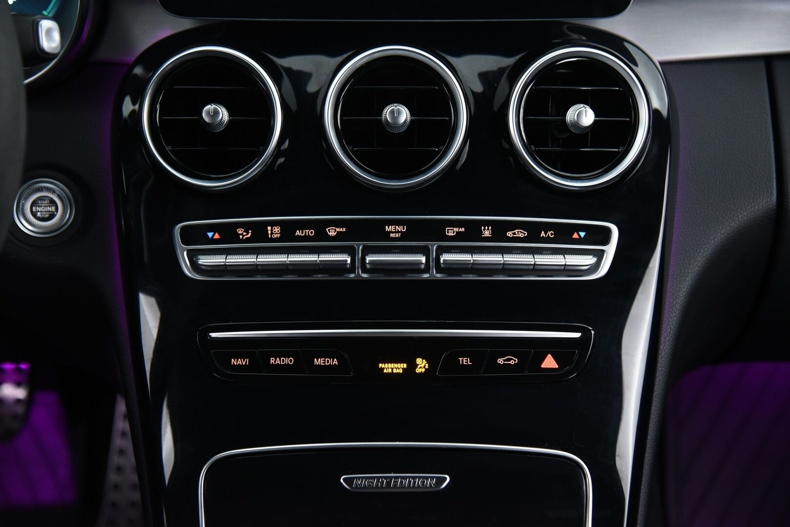 MERCEDES-BENZ C 2021 300T e Plug-in AMG Night edition / Digimittaristo / Esilämmitys / P. kamera / Koukku / Nahka-alcant. / LED High Perf. / - Kattavasti varusteltu! / 2x renkaat & vanteet / Night edition / SOH 90,4%! / Siniset tikkaukset