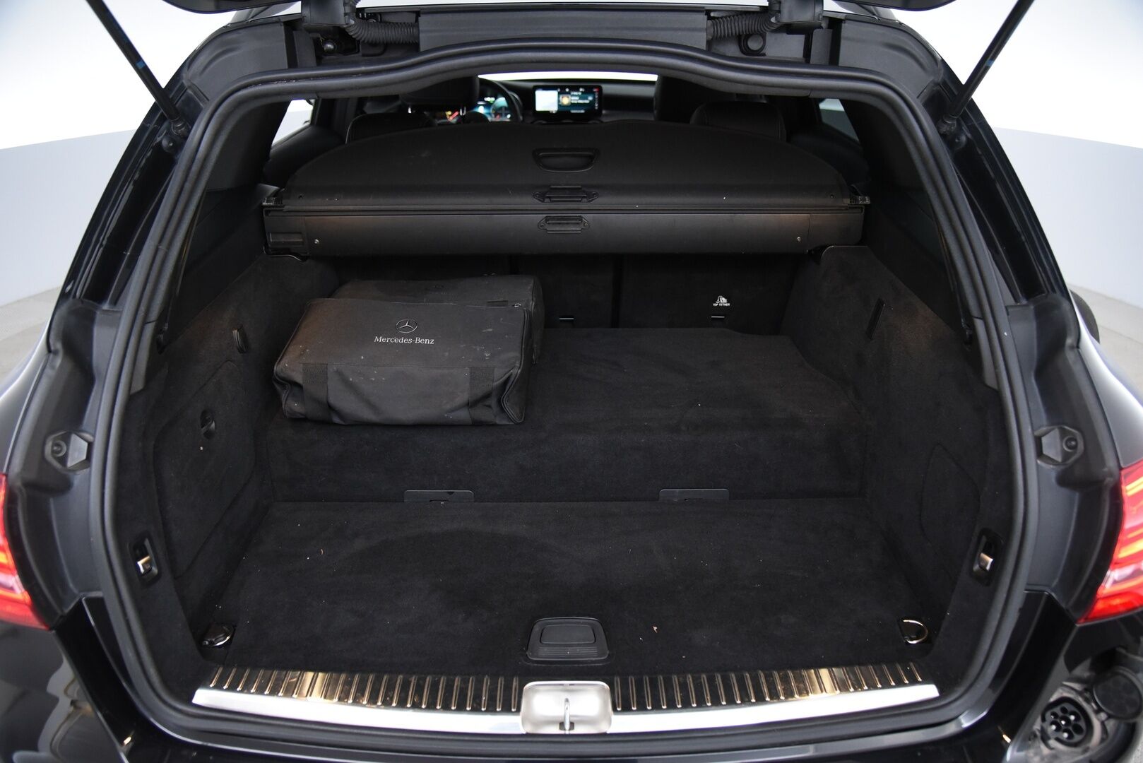 MERCEDES-BENZ C 2021 300T e Plug-in AMG Night edition / Digimittaristo / Esilämmitys / P. kamera / Koukku / Nahka-alcant. / LED High Perf. / - Kattavasti varusteltu! / 2x renkaat & vanteet / Night edition / SOH 90,4%! / Siniset tikkaukset