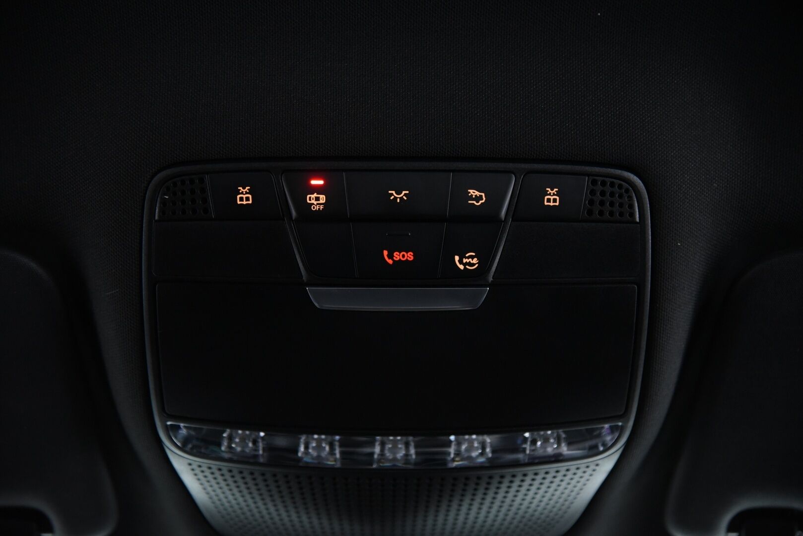 MERCEDES-BENZ C 2021 300T e Plug-in AMG Night edition / Digimittaristo / Esilämmitys / P. kamera / Koukku / Nahka-alcant. / LED High Perf. / - Kattavasti varusteltu! / 2x renkaat & vanteet / Night edition / SOH 90,4%! / Siniset tikkaukset