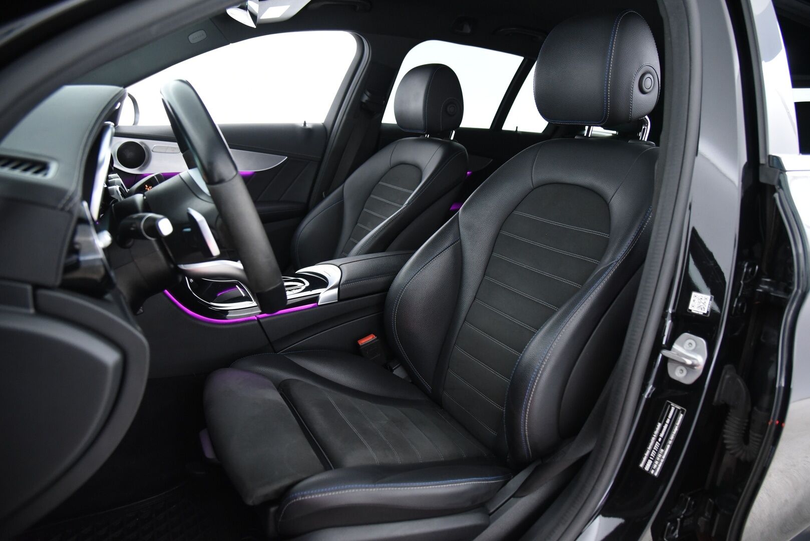 MERCEDES-BENZ C 2021 300T e Plug-in AMG Night edition / Digimittaristo / Esilämmitys / P. kamera / Koukku / Nahka-alcant. / LED High Perf. / - Kattavasti varusteltu! / 2x renkaat & vanteet / Night edition / SOH 90,4%! / Siniset tikkaukset