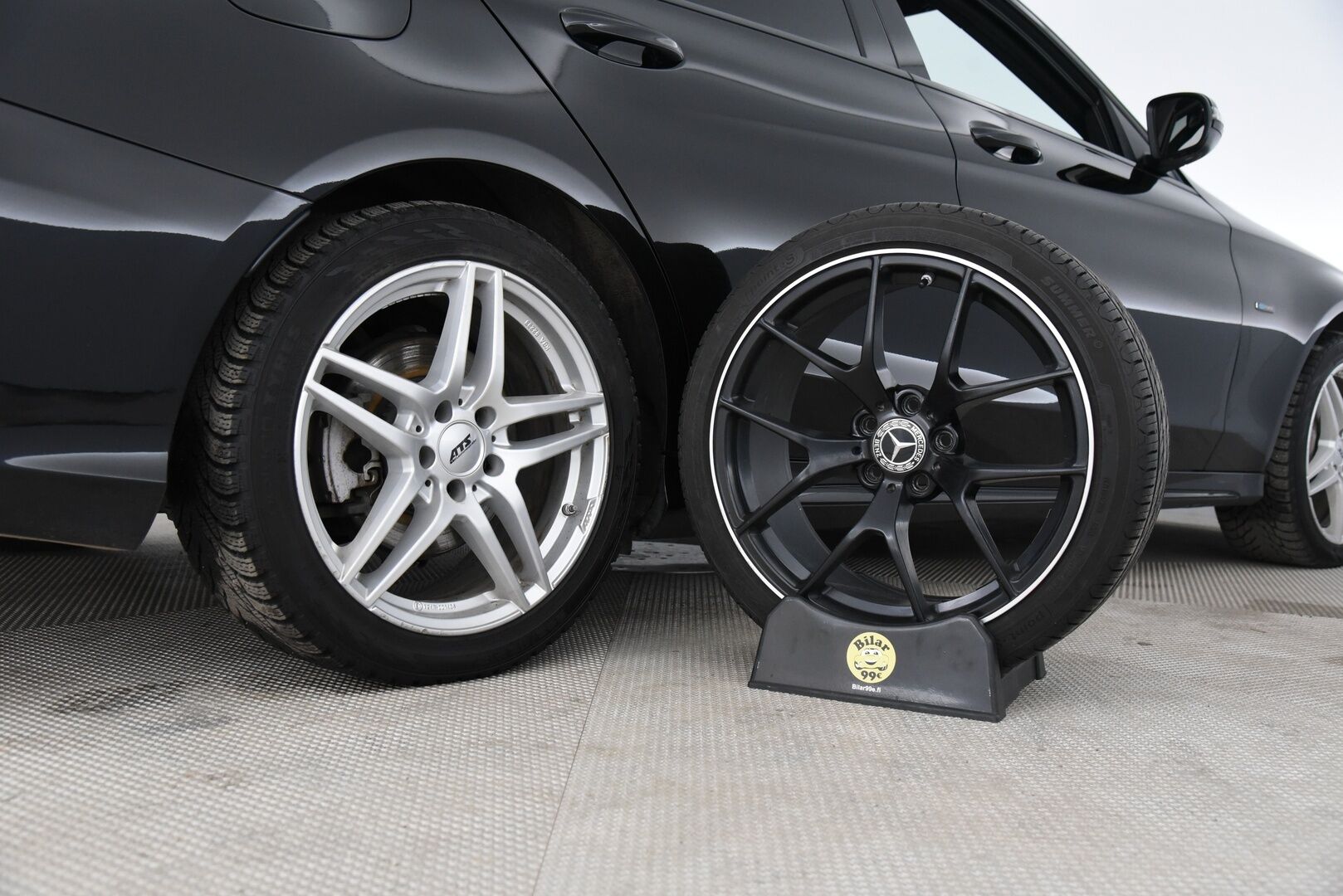 MERCEDES-BENZ C 2021 300T e Plug-in AMG Night edition / Digimittaristo / Esilämmitys / P. kamera / Koukku / Nahka-alcant. / LED High Perf. / - Kattavasti varusteltu! / 2x renkaat & vanteet / Night edition / SOH 90,4%! / Siniset tikkaukset