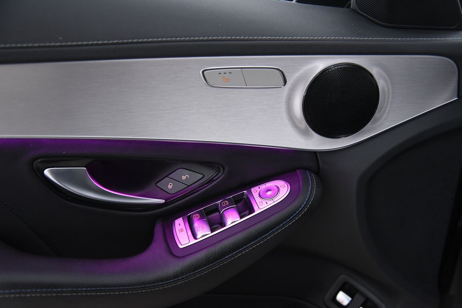 MERCEDES-BENZ C 2021 300T e Plug-in AMG Night edition / Digimittaristo / Esilämmitys / P. kamera / Koukku / Nahka-alcant. / LED High Perf. / - Kattavasti varusteltu! / 2x renkaat & vanteet / Night edition / SOH 90,4%! / Siniset tikkaukset