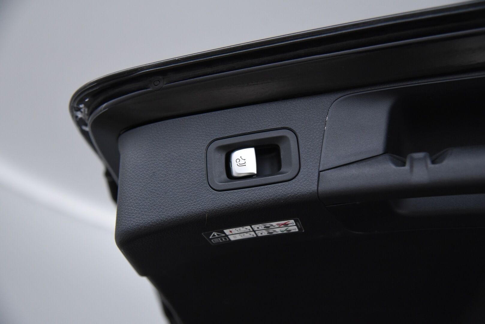 MERCEDES-BENZ C 2021 300T e Plug-in AMG Night edition / Digimittaristo / Esilämmitys / P. kamera / Koukku / Nahka-alcant. / LED High Perf. / - Kattavasti varusteltu! / 2x renkaat & vanteet / Night edition / SOH 90,4%! / Siniset tikkaukset