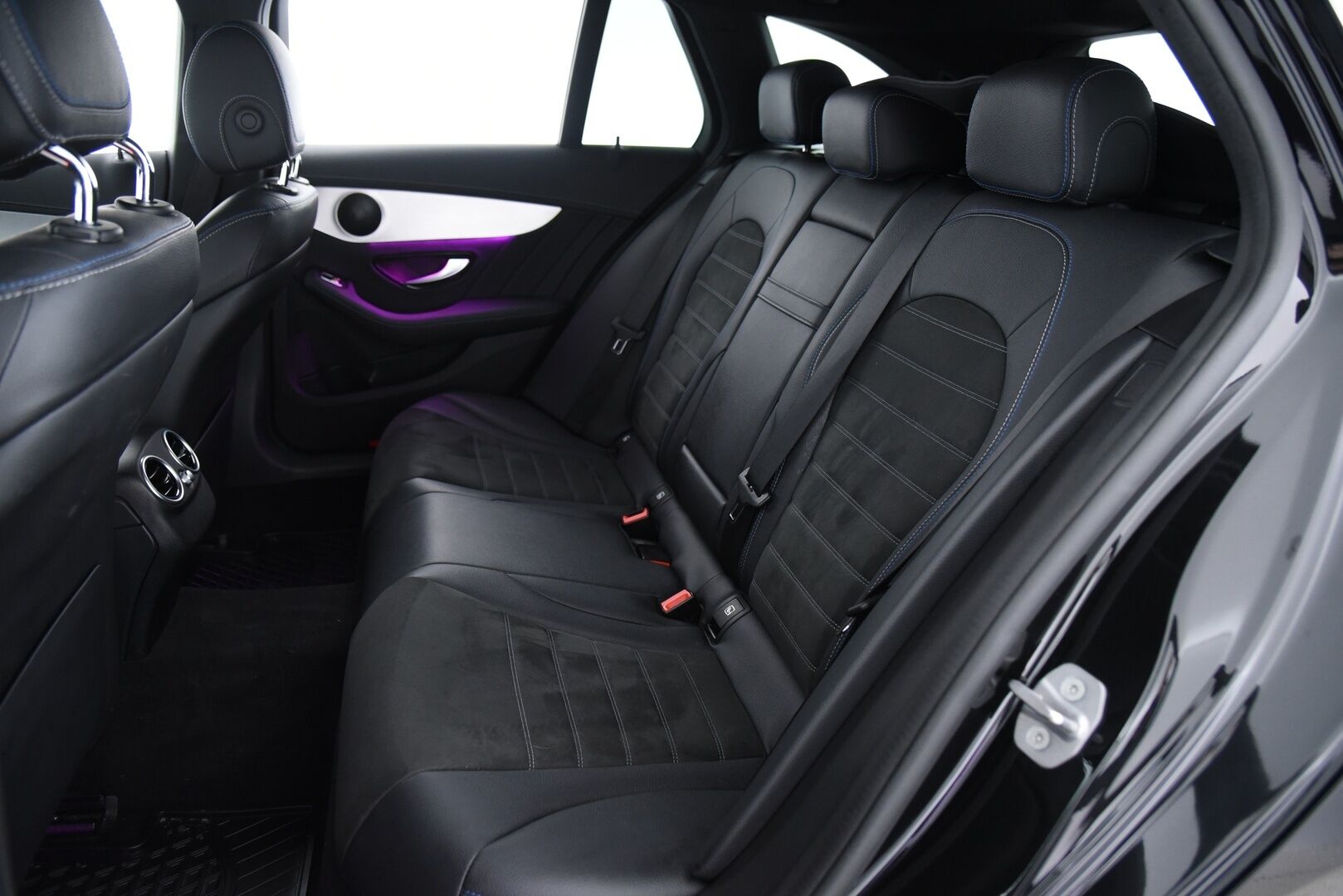 MERCEDES-BENZ C 2021 300T e Plug-in AMG Night edition / Digimittaristo / Esilämmitys / P. kamera / Koukku / Nahka-alcant. / LED High Perf. / - Kattavasti varusteltu! / 2x renkaat & vanteet / Night edition / SOH 90,4%! / Siniset tikkaukset