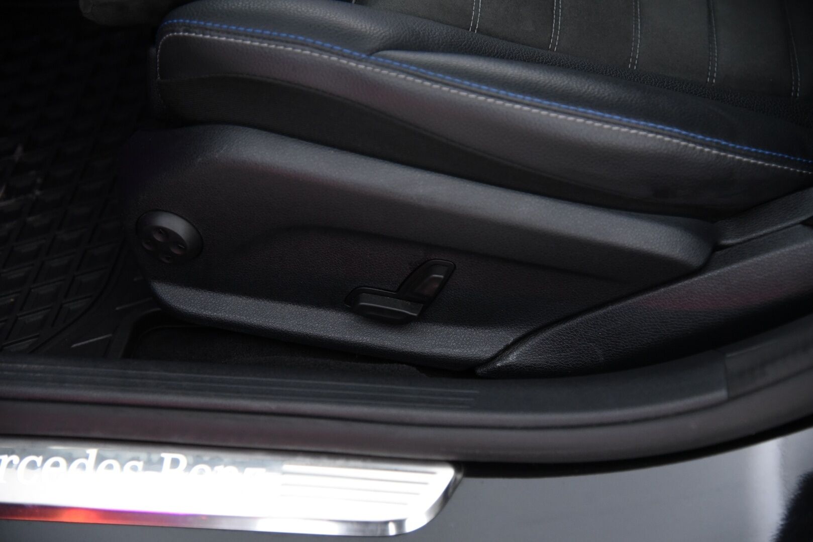 MERCEDES-BENZ C 2021 300T e Plug-in AMG Night edition / Digimittaristo / Esilämmitys / P. kamera / Koukku / Nahka-alcant. / LED High Perf. / - Kattavasti varusteltu! / 2x renkaat & vanteet / Night edition / SOH 90,4%! / Siniset tikkaukset