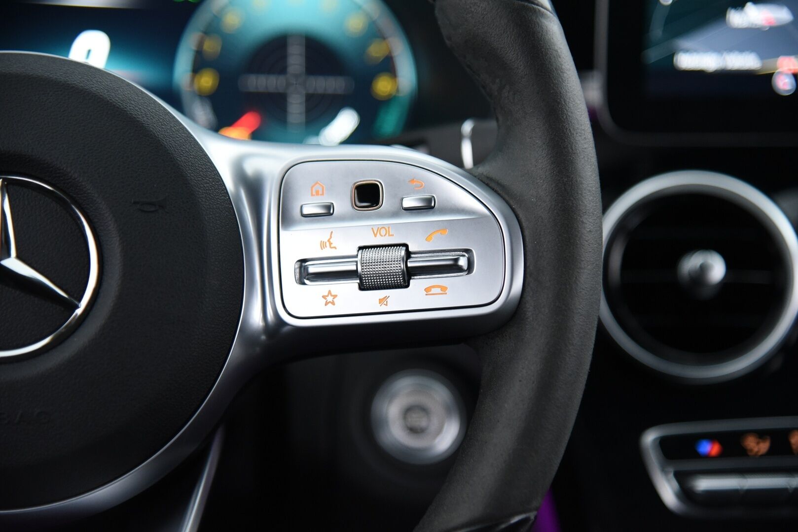 MERCEDES-BENZ C 2021 300T e Plug-in AMG Night edition / Digimittaristo / Esilämmitys / P. kamera / Koukku / Nahka-alcant. / LED High Perf. / - Kattavasti varusteltu! / 2x renkaat & vanteet / Night edition / SOH 90,4%! / Siniset tikkaukset