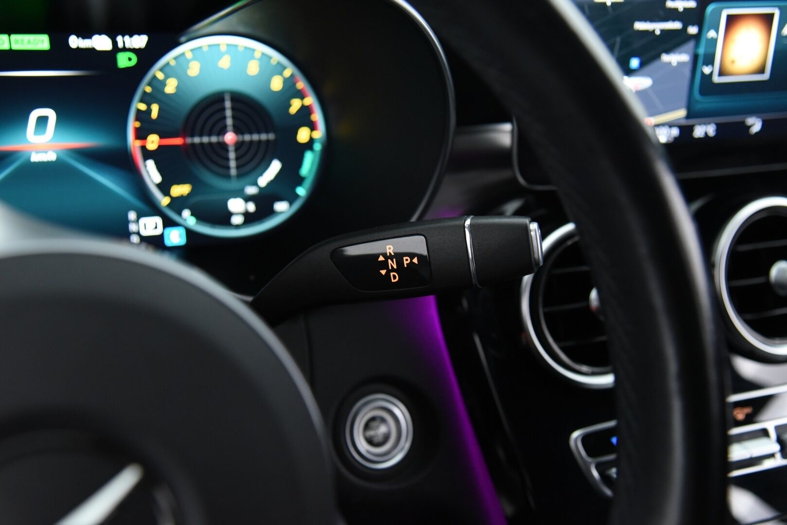 MERCEDES-BENZ C 2021 300T e Plug-in AMG Night edition / Digimittaristo / Esilämmitys / P. kamera / Koukku / Nahka-alcant. / LED High Perf. / - Kattavasti varusteltu! / 2x renkaat & vanteet / Night edition / SOH 90,4%! / Siniset tikkaukset